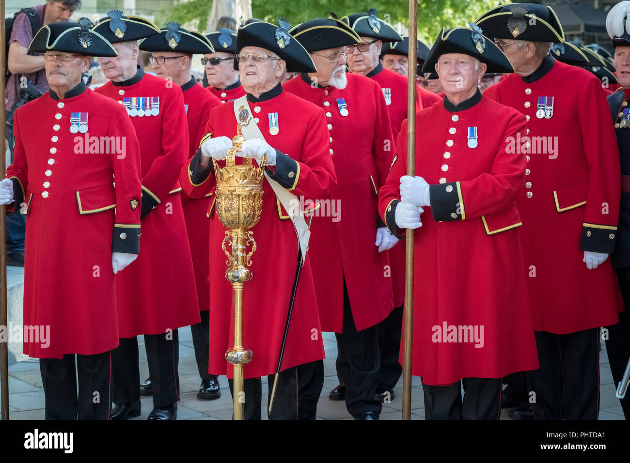 Chelsea Rentner März auf die King's Road in London zum Ende des Ersten Weltkrieges zu gedenken. Stockfoto