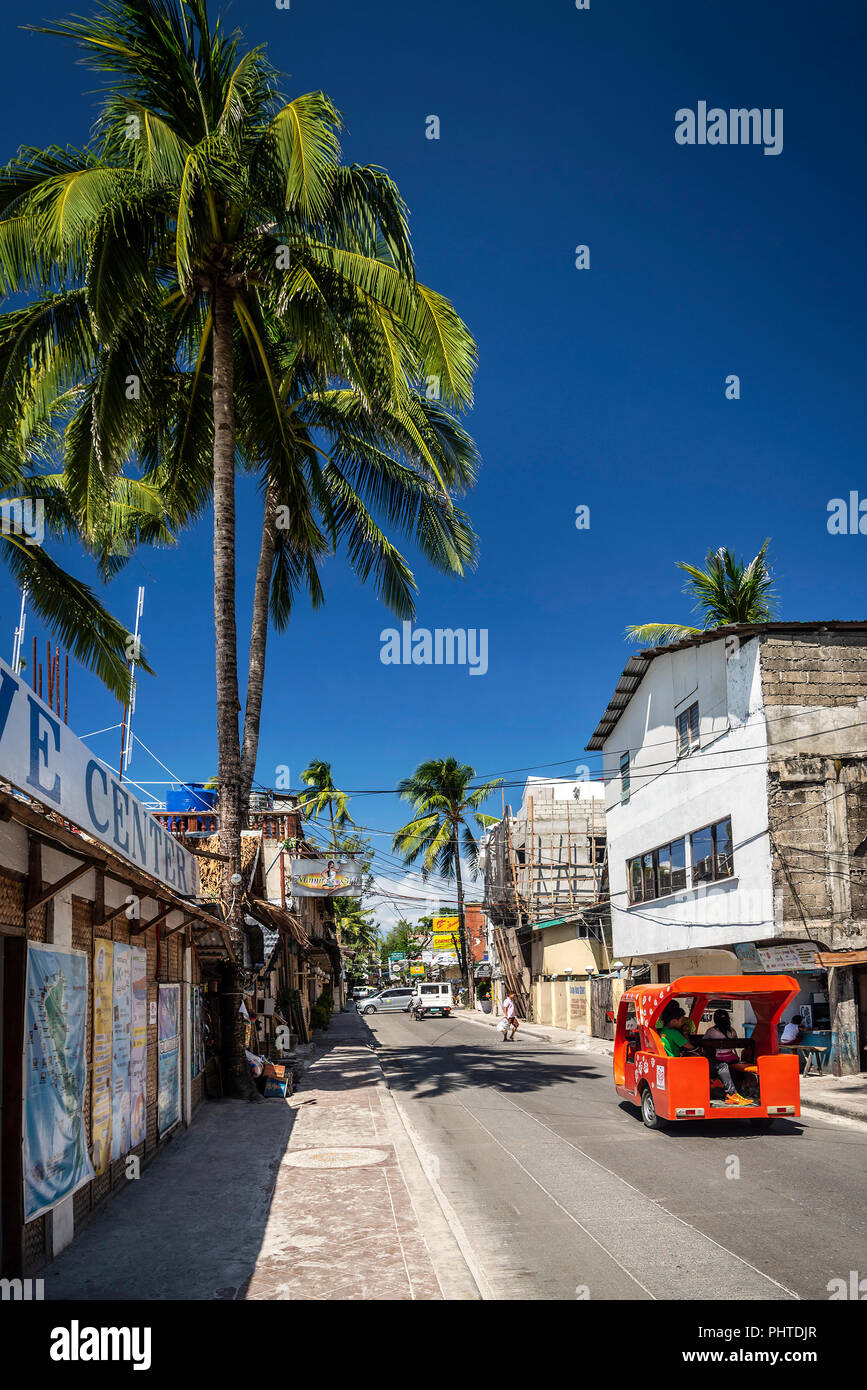 Tuk Tuk trike Taxi lokalen Verkehr auf der Hauptstraße im Zentrum von Boracay Island Philippinen Stockfoto