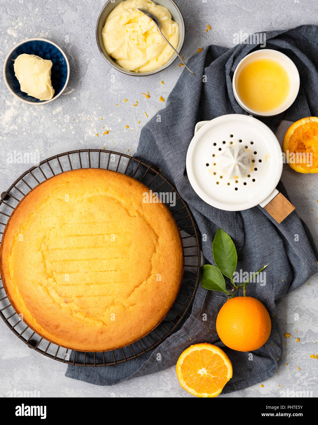 Ein hausgemachtes orange Kuchen bereit, mit Butter Puderzucker zu verbreiten. Stockfoto