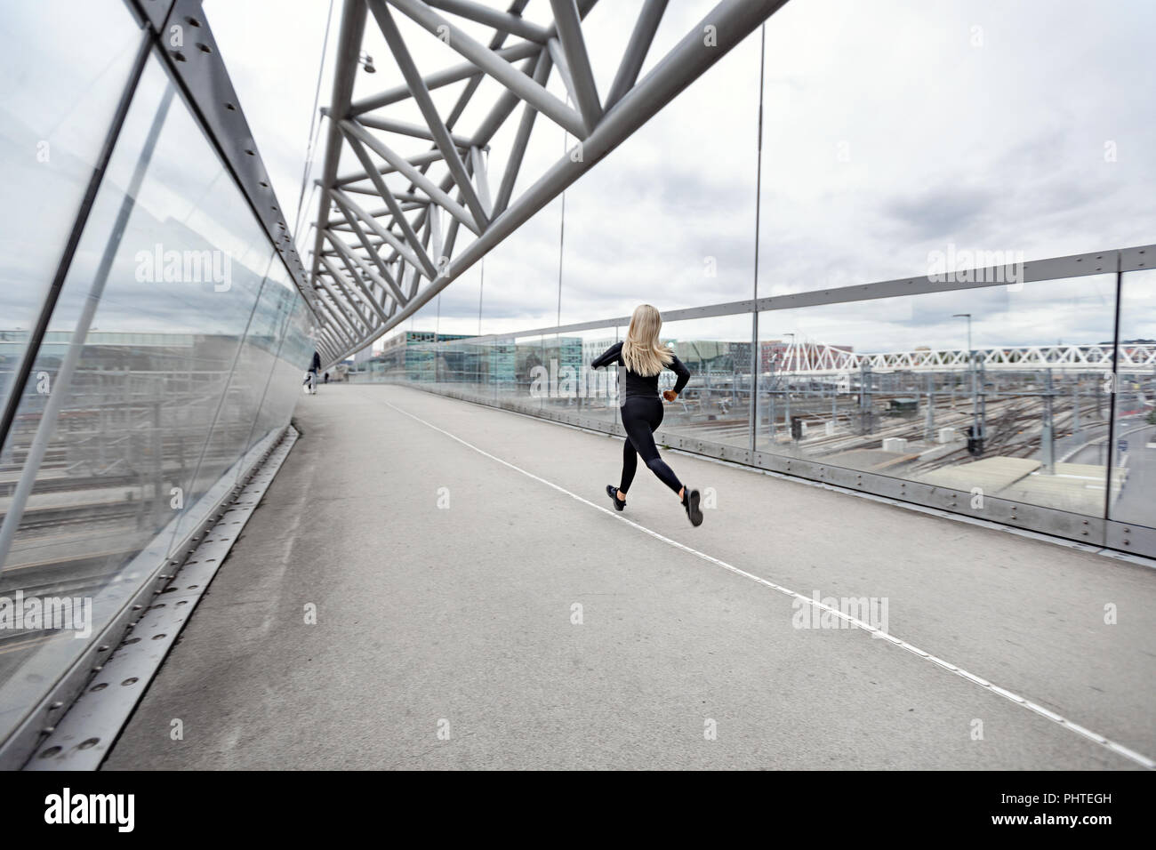 Sportliche junge Frau schnell in der Stadt Umgebung Stockfoto