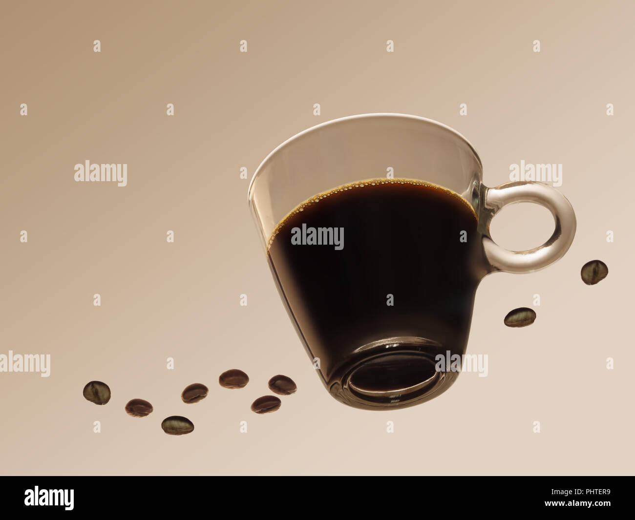 Schwarz Espresso in eine klare, transparente Schale mit Bohnen. Von unten gesehen. Stockfoto