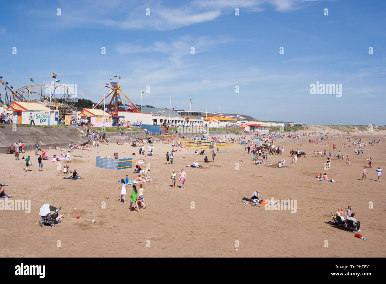 Porthcawl South Wales, UK. Sonniges Wetter entlang der Promenade Richtung Coney Strand. Stockfoto