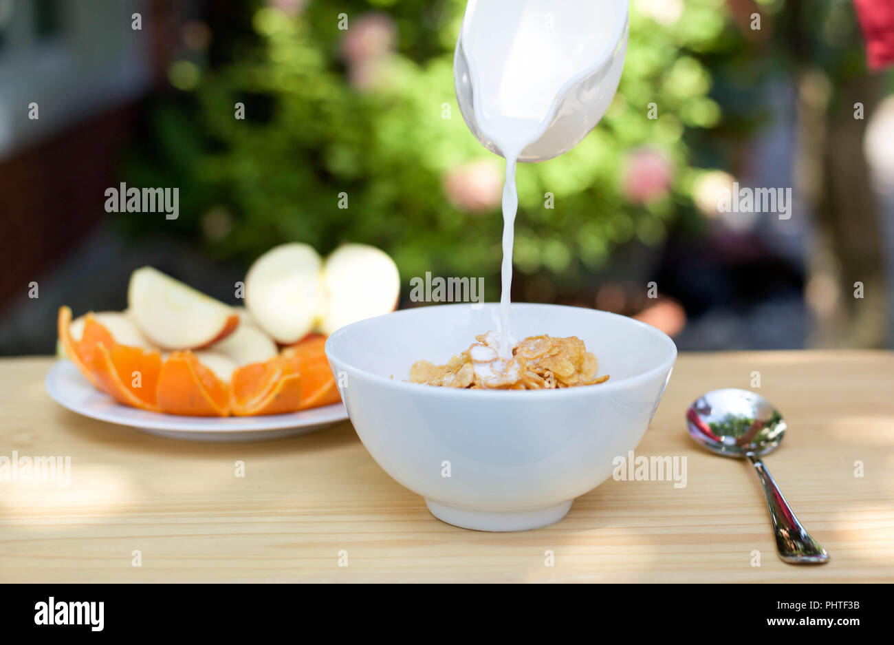 Gießen Milch in die Schüssel Cornflakes Stockfoto