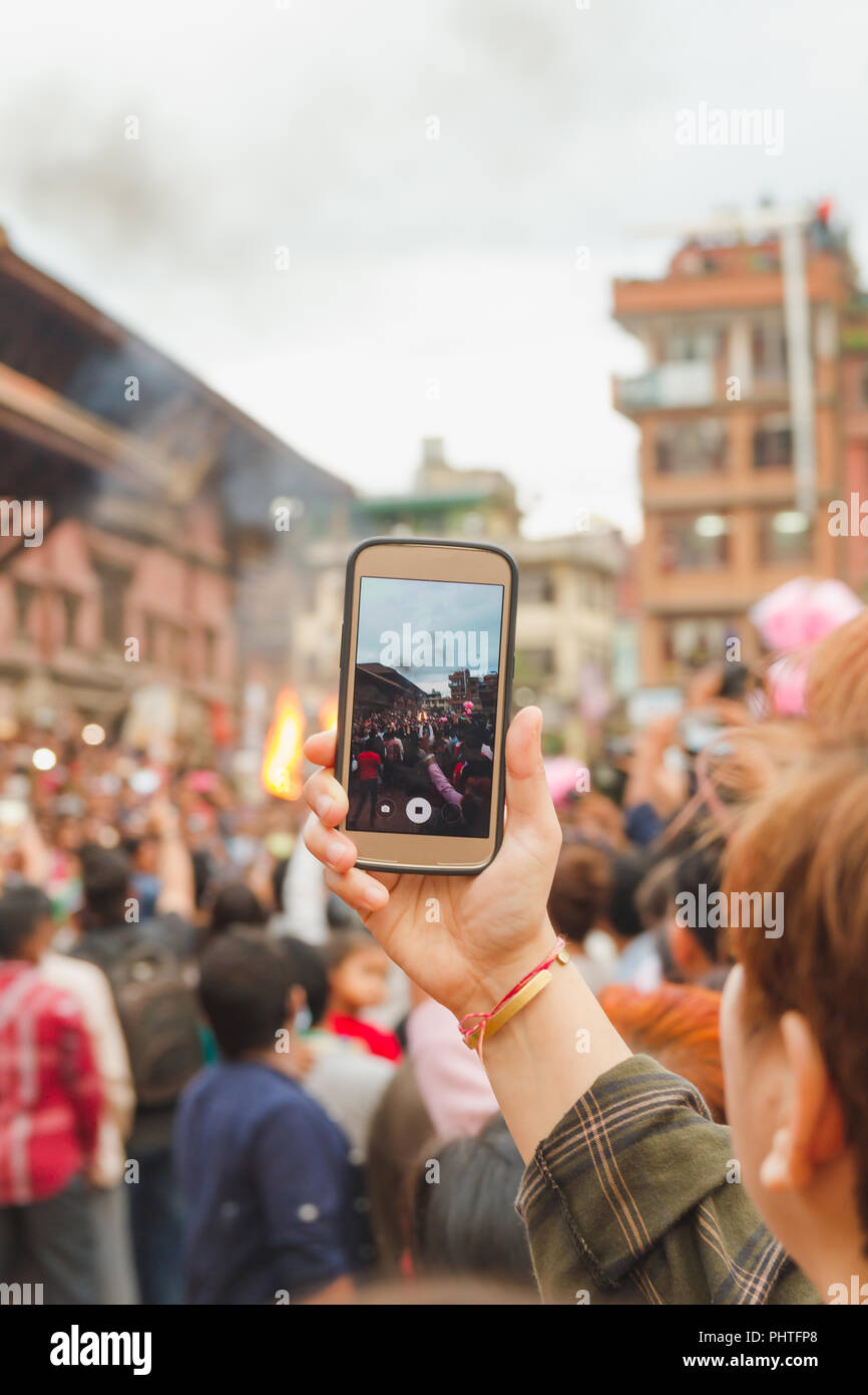 Die Leute, die Fotos mit Smartphone auf dem Festival in Kathmandu, Nepal.  In der Nähe von Mobiltelefon kamera Bildschirm fotografieren Menschenmenge  in der f Stockfotografie - Alamy