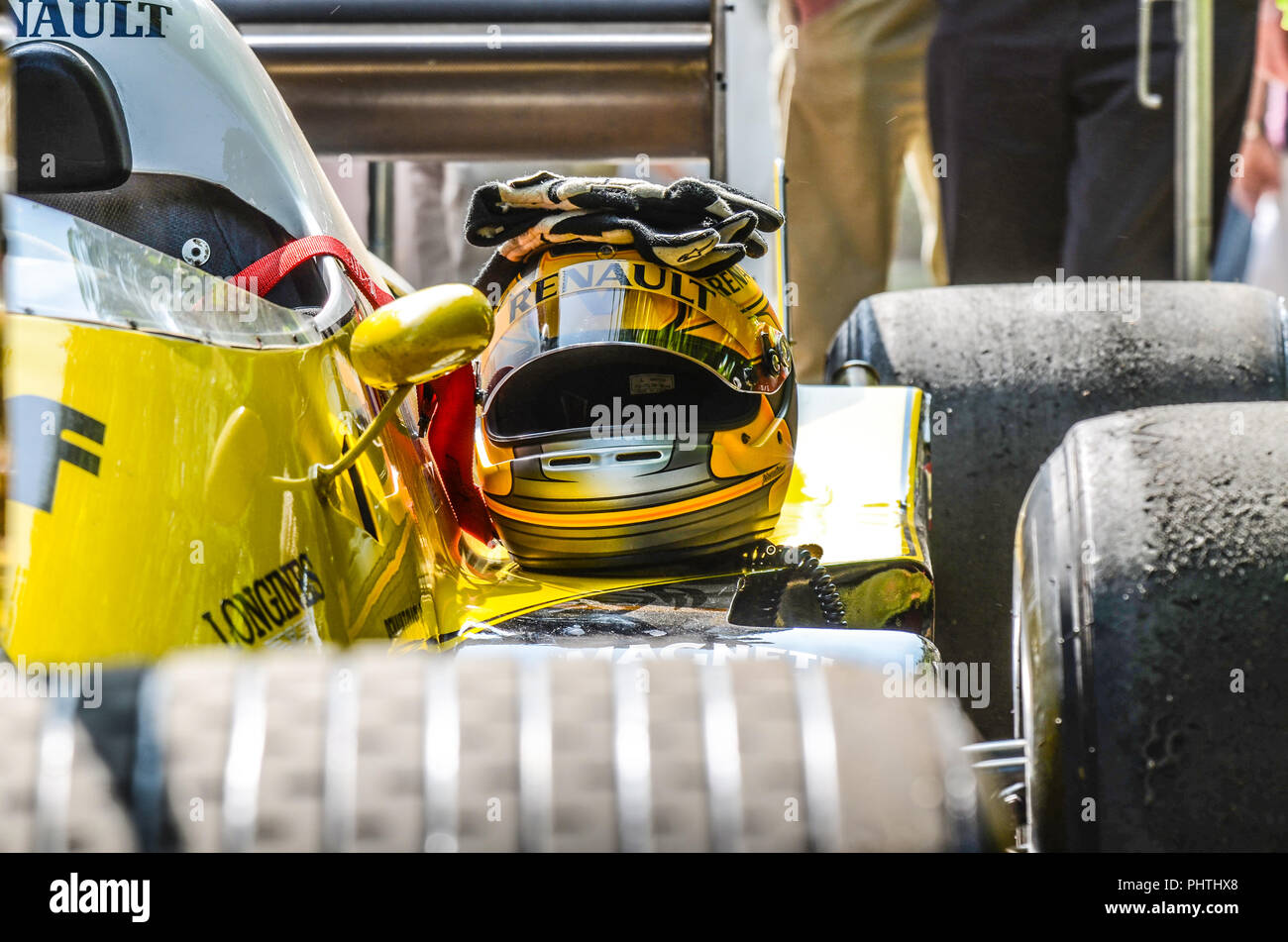 Alain Prost Classic Renault RE40 Formel-1-Grand-prix-Rennwagen beim Goodwood Festival of Speed. Helm und Handschuhe bereit Stockfoto