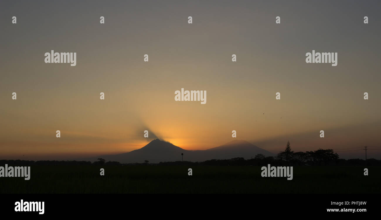 Abendlicht zwischen Merapi (links) und Mount Merbabu (rechts), Central Java, Indonesien Stockfoto