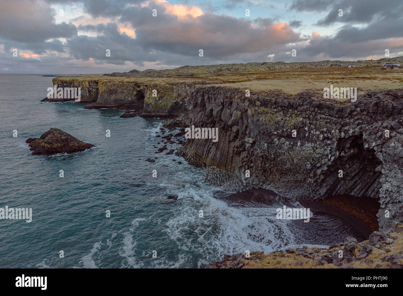 Ein basalt Spalte Shoreline bei Arnarstapi auf der Halbinsel Snaefellsnes in Island in der Dämmerung Stockfoto