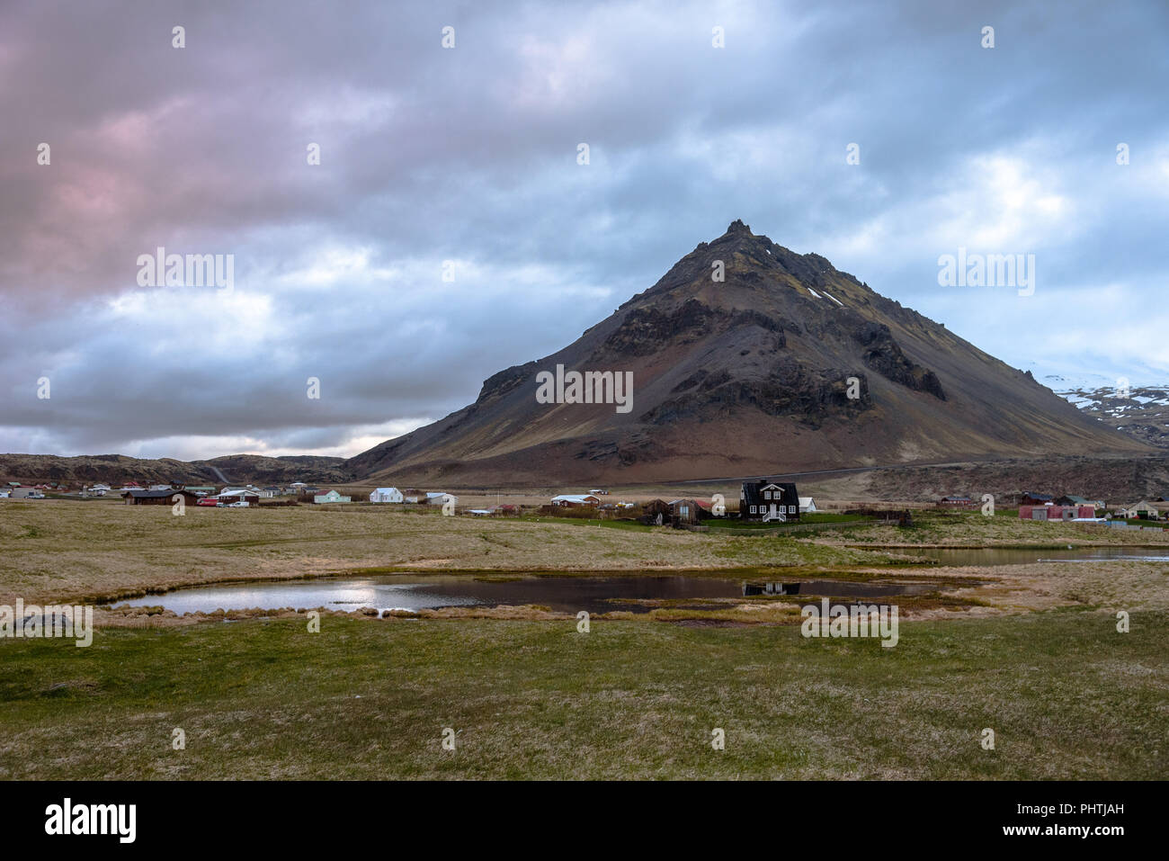 Snaefellsjokull mit Blick auf Arnarstapi, Island in der Abenddämmerung Stockfoto