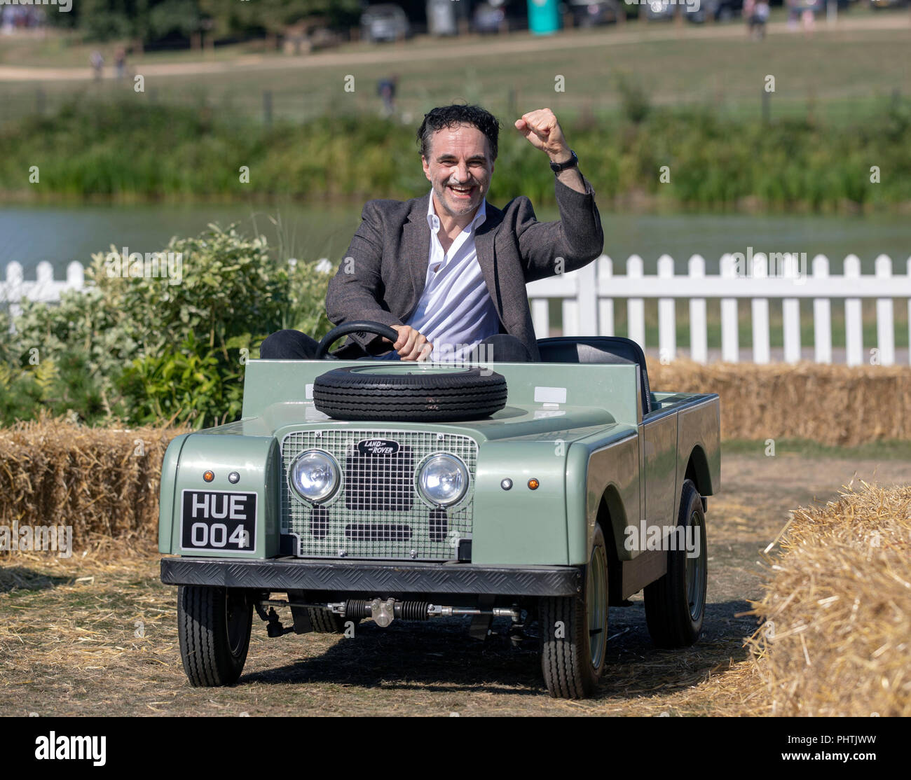 Professor Noel Fitzpatrick genießen Sie ein seltener Tag im Land Rover Burghley Horse Trials, Stamford, Lincolnshire, mit einem der 40.000 Hunde, die der viertägigen Veranstaltung in dieser Woche besucht. Stockfoto