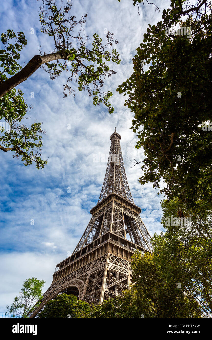 Suche gerade nach oben auf dem Eiffelturm in Paris, Frankreich, am 26. August 2018 Stockfoto