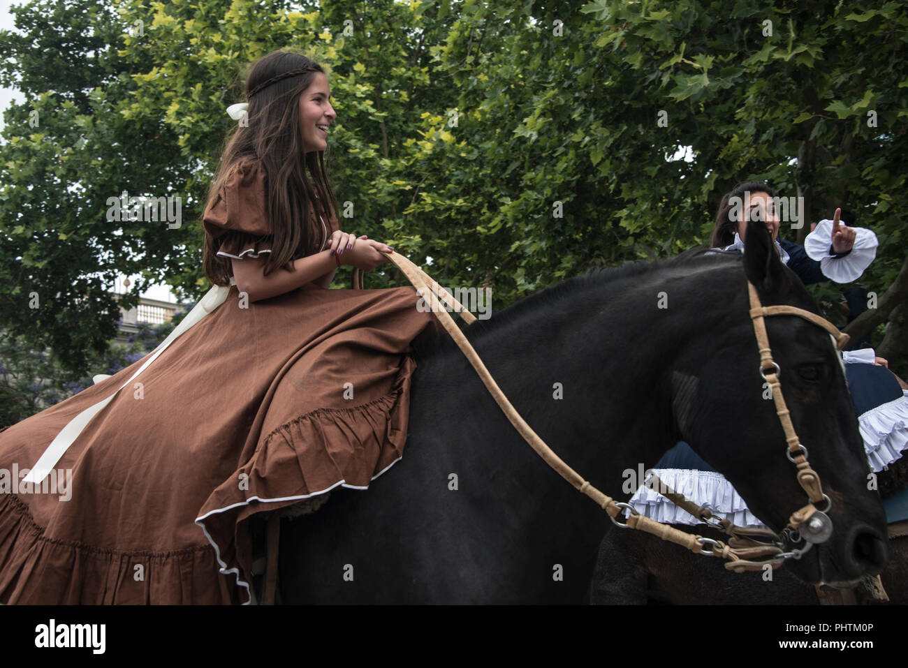 San Antonio de Areco, Provinz Buenos Aires, Argentinien - 11. November 2012: Gaucho Töchter Galopp auf Parade durch die Innenstadt während der Tradi Stockfoto