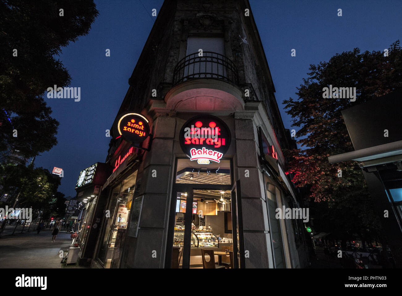 Belgrad, SERBIEN - 20. August 2018: Eingang der Simit Sarayi von Belgrad. Vor kurzem in Serbien geöffnet, Simit Sarayi ist der größte Fast Food und Bak Stockfoto