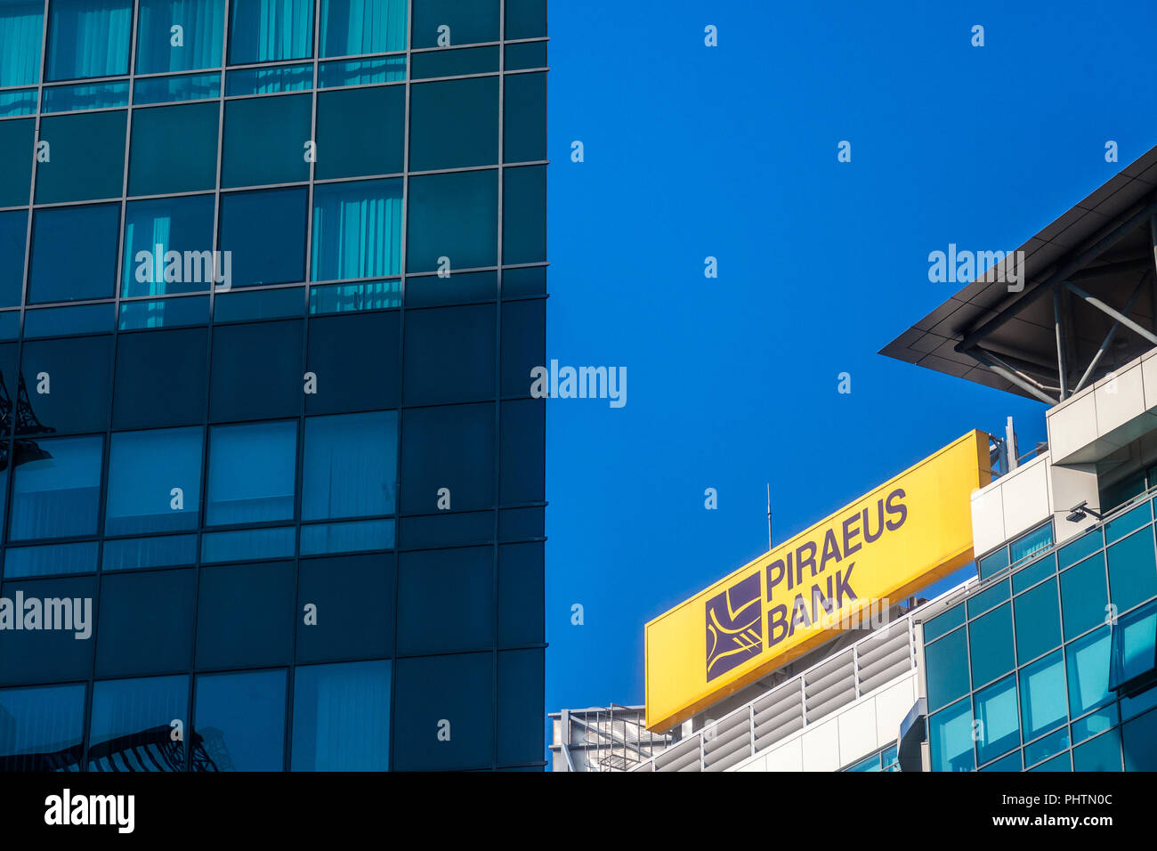 Belgrad, SERBIEN - 13. AUGUST 2018: Logo von Piräus Banl auf Ihren lokalen Hauptquartier für Serbien. Die Piraeus Bank ist eine der führenden griechischen Privatkundenbanken Stockfoto