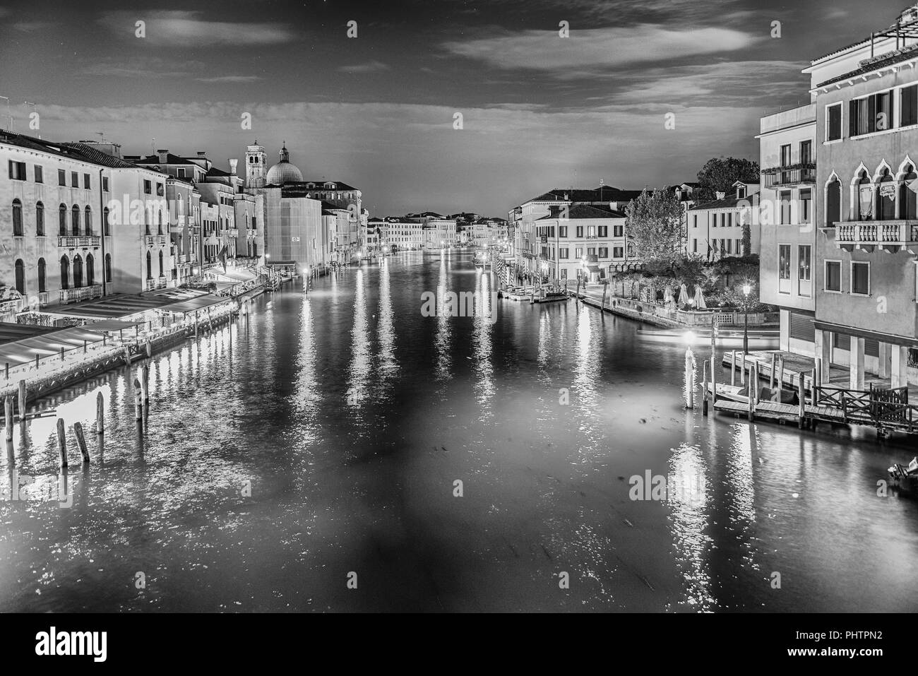 Malerische Aussicht bei Nacht mit schönen Reflexionen über den Canal Grande in Venedig, Italien Stockfoto