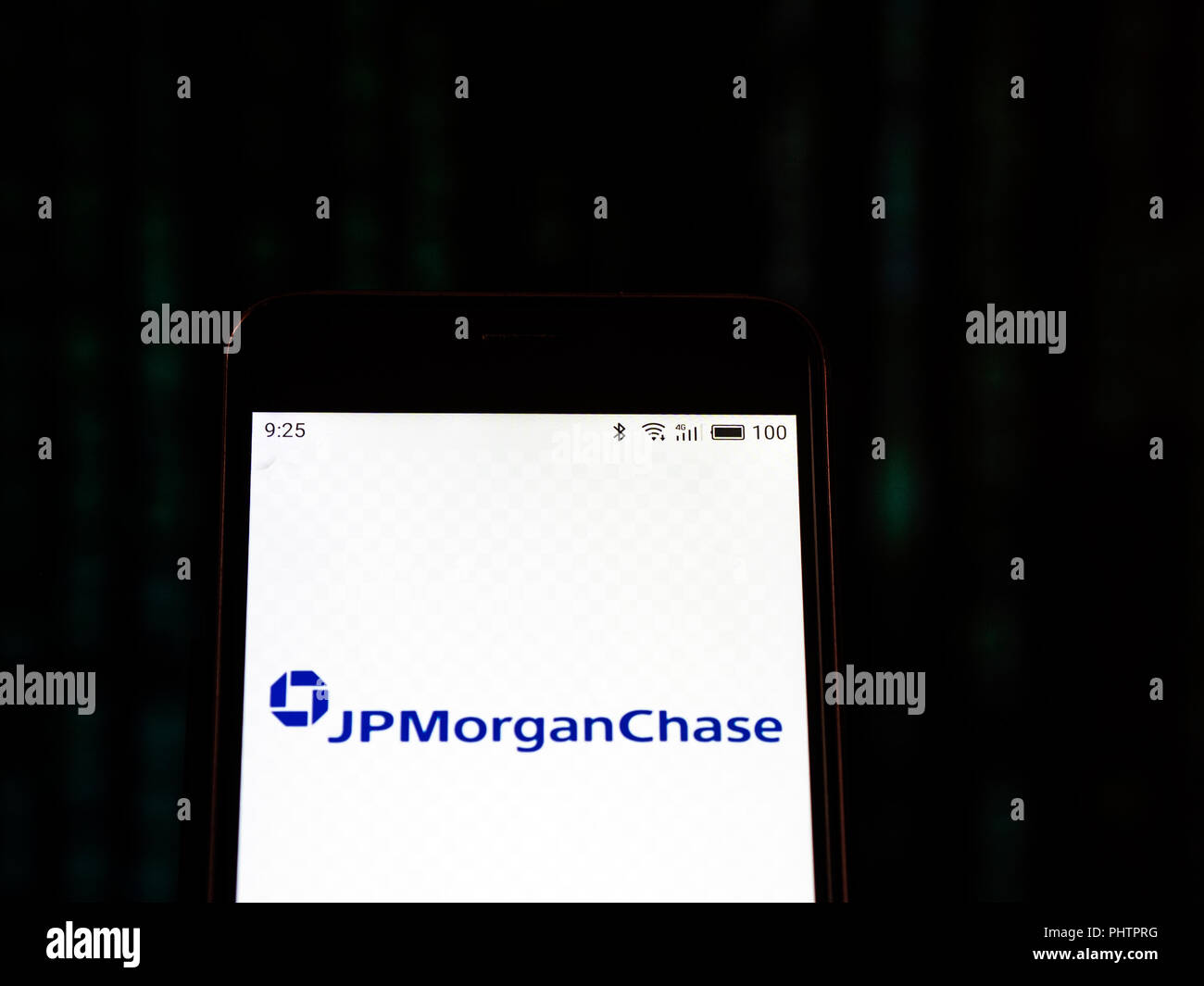 JPMorgan Chase Logo auf dem Smartphone angezeigt. Nach Angaben der New York Stock Exchange (NYSE), die Firma ist auf dem neunten Platz am Markt wert $ 390,3 Milliarden Stockfoto