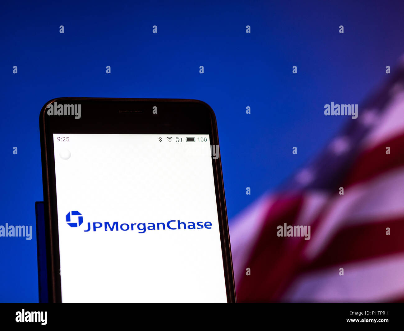 JPMorgan Chase Logo auf dem Smartphone angezeigt. Nach Angaben der New York Stock Exchange (NYSE), die Firma ist auf dem neunten Platz am Markt wert $ 390,3 Milliarden Stockfoto