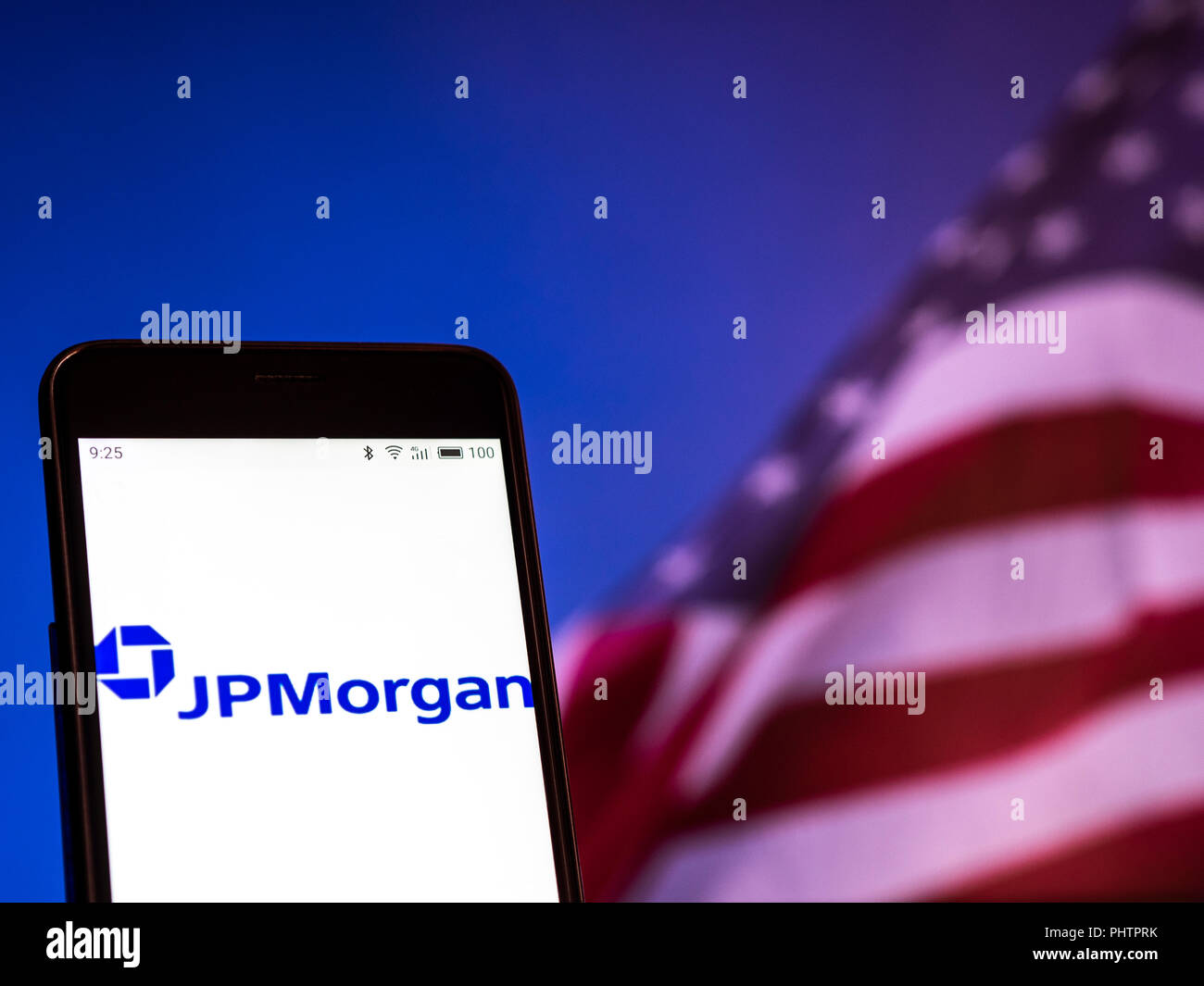JPMorgan Chase Logo auf dem Smartphone angezeigt. Nach Angaben der New York Stock Exchange (NYSE), die Firma ist auf dem neunten Platz am Markt wert $ 390,3 Milliarden Stockfoto