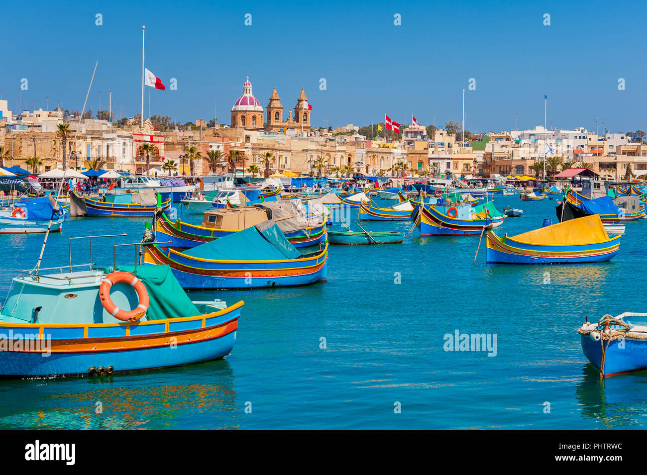 Bunte Boote im Hafen von Marsaxlokk Malta im Frühjahr Stockfoto
