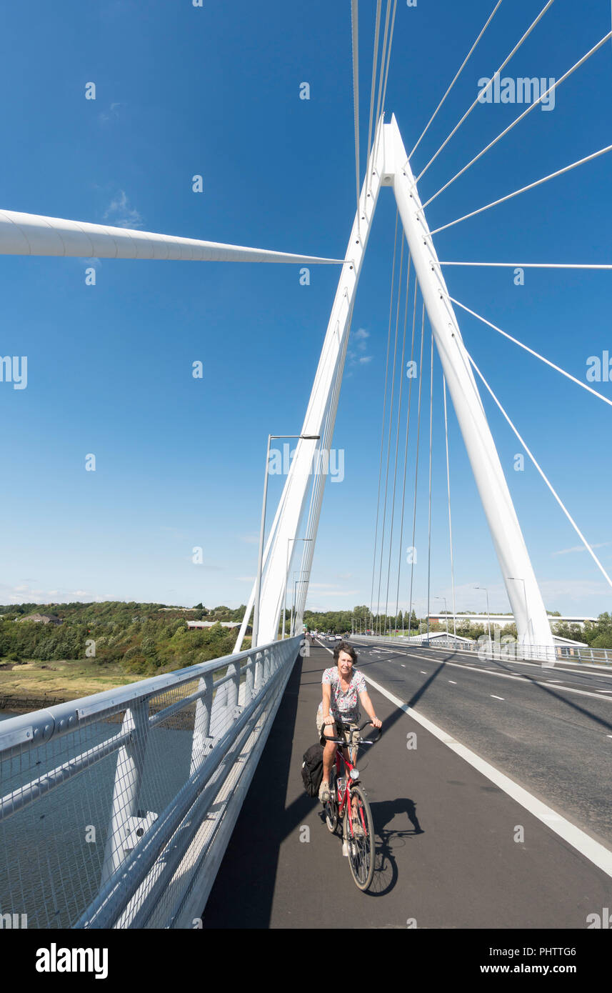 Ältere Frau Radfahren über den neuen Fluss Wear überqueren, der nördliche Turm Brücke, Sunderland, England, Großbritannien Stockfoto