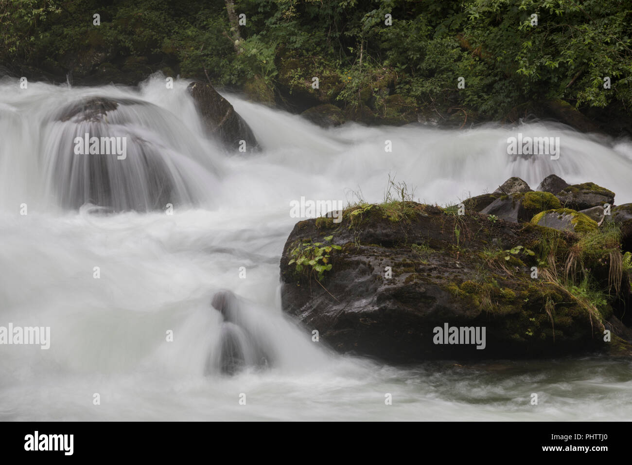Felsen in einem wilden Fluss, Schlucht in Österreich, Talbachklamm ...
