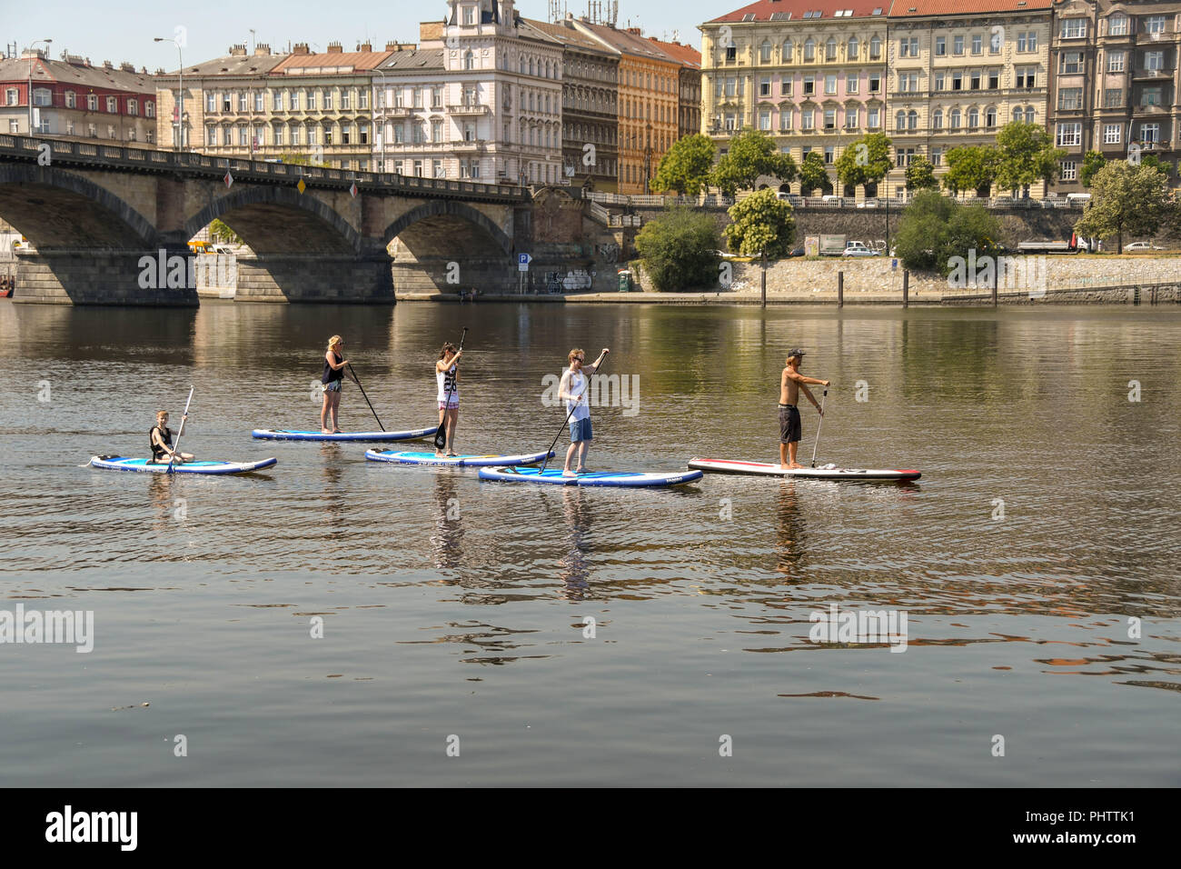Gruppe von Menschen Paddle Boarding an der Moldau im Zentrum von Prag Stockfoto