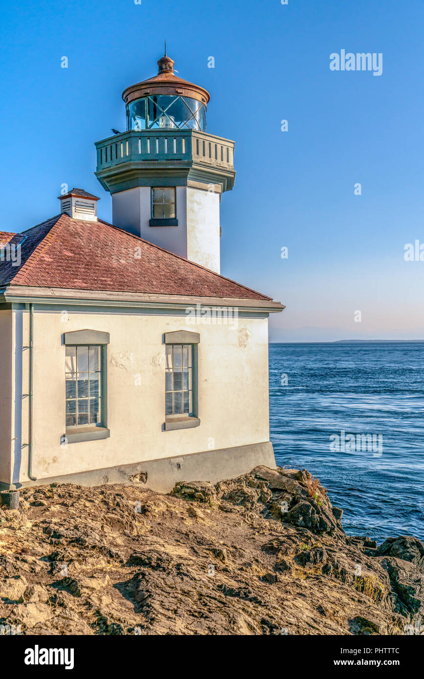 Kalkofen Leuchtturm und Orca Condervancy Gebäude auf San Juan Island im Staat Washington, USA Stockfoto