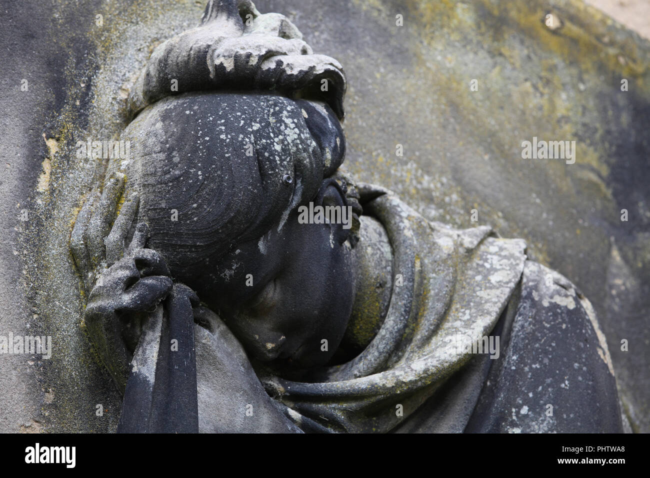 Die Abbildung eines weiblichen hielt sie neigte den Kopf in dem Stein ein Grabstein, auf dem Gelände des Friedhofs in Edinburgh geschnitzt warriston Stockfoto