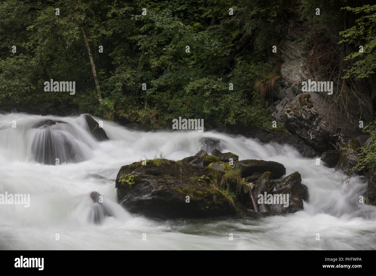 Felsen in einem wilden Fluss, Schlucht in Österreich, Talbachklamm ...