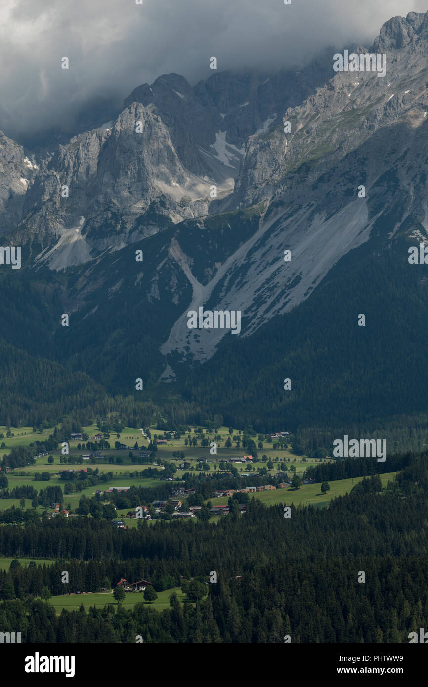 Ein Dorf vor einer Bergkette, Schladming, Steiermark, Österreich Stockfoto