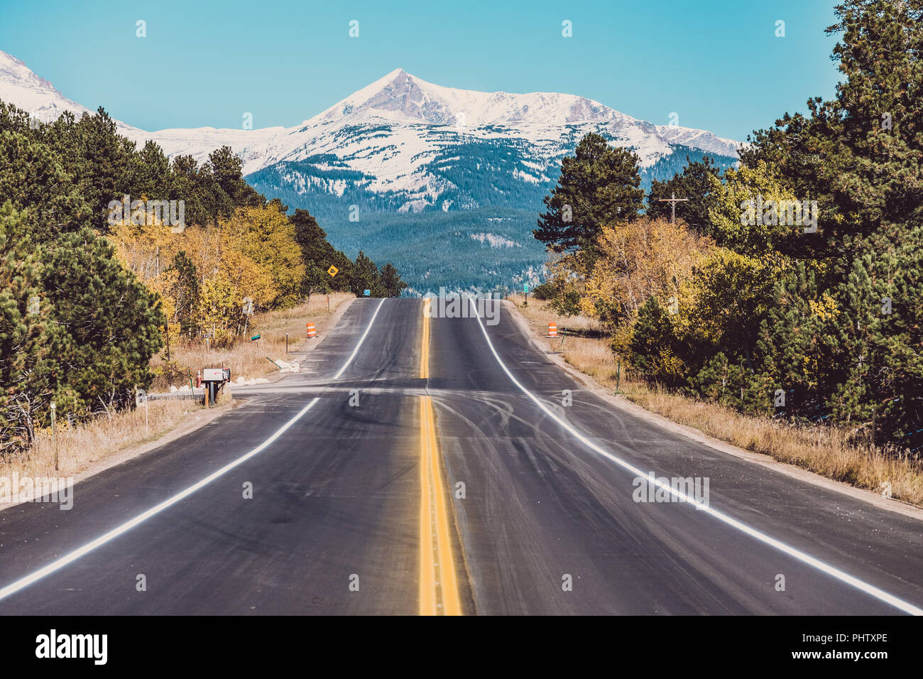 Verlassen Sie die Autobahn an der Herbst in Colorado, USA. Stockfoto