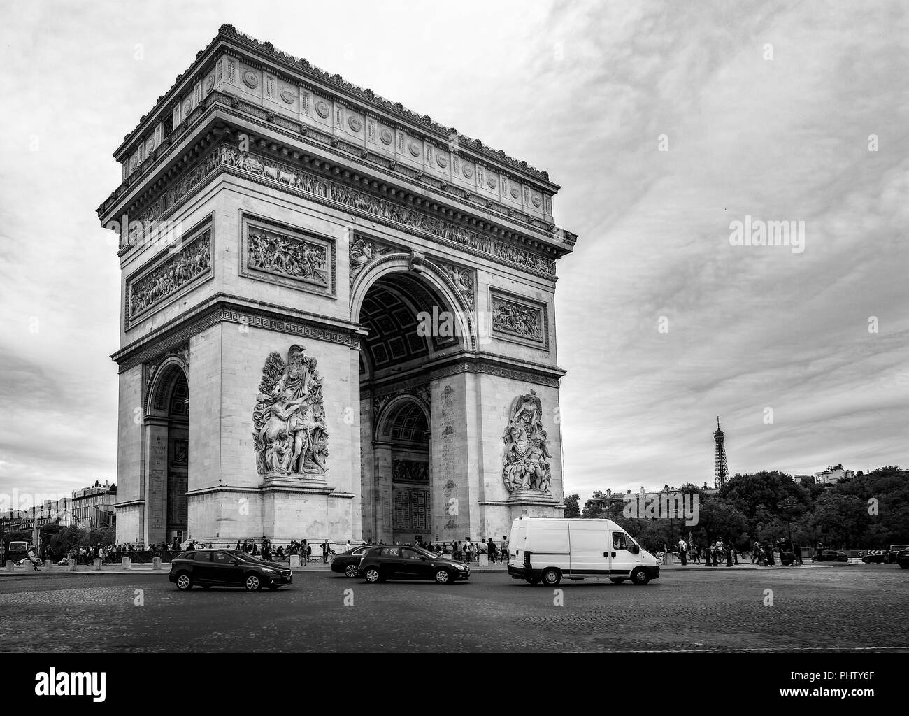 Schwarze und weiße Blick auf den Triumphbogen mit dem Eiffelturm im Hintergrund von der Champs Elysees in Paris, Frankreich, am 26. August 2018 Stockfoto
