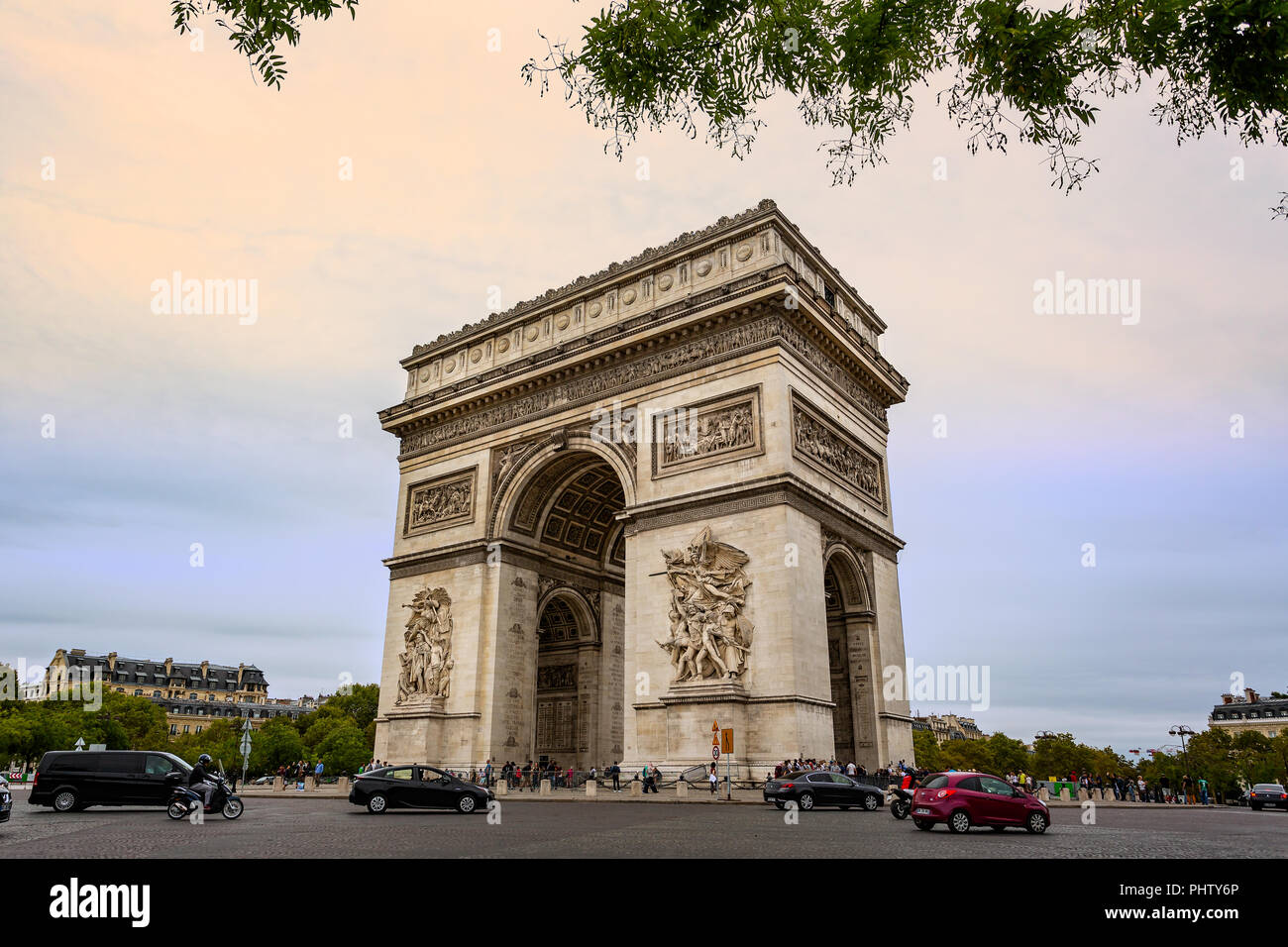 Blick auf den Arc de Triomphe von der Champs Elysees in Paris, Frankreich, am 26. August 2018 Stockfoto