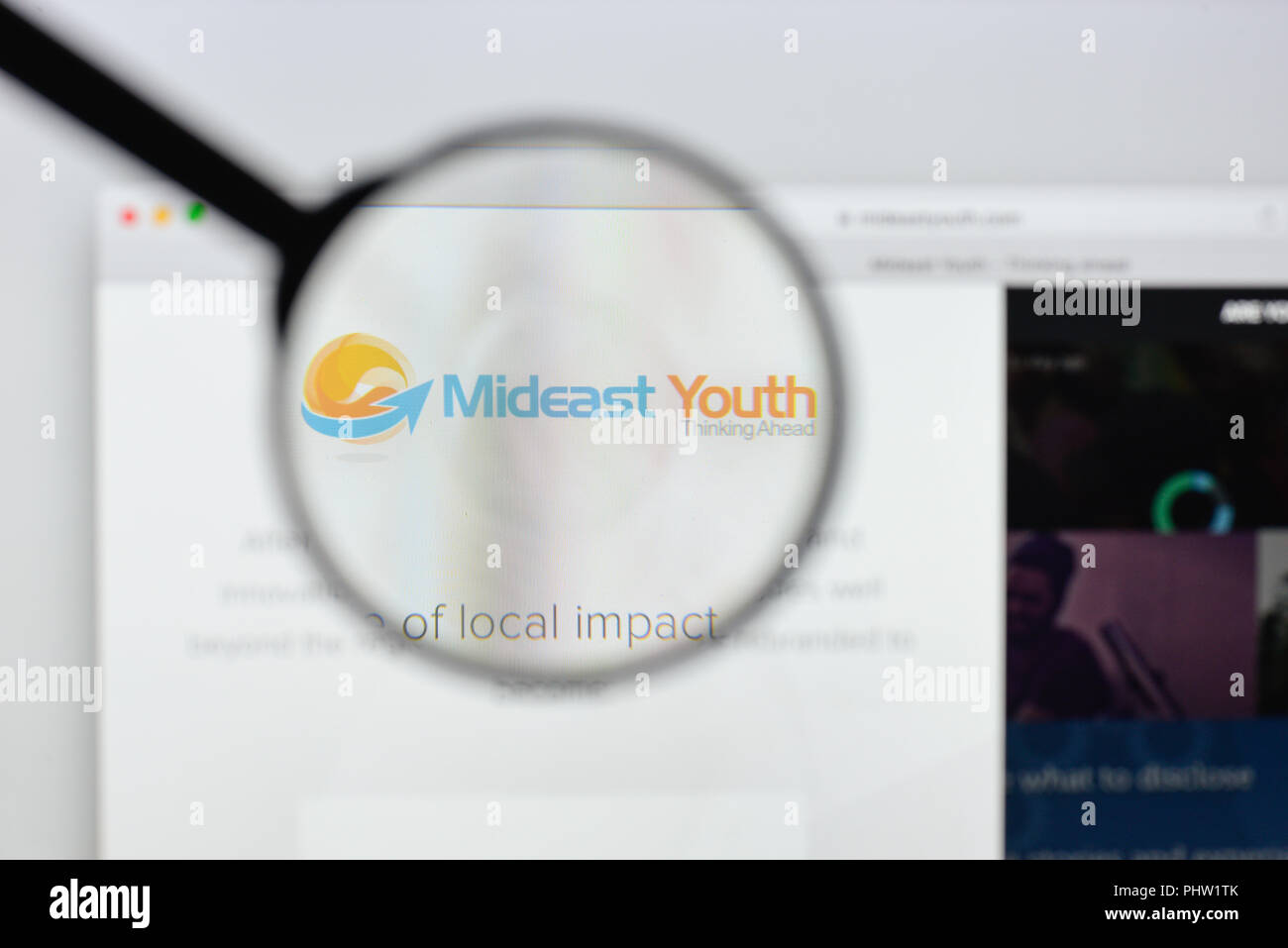 Mailand, Italien - 20 August 2018: Mittlerer Osten Jugend Homepage. Mittlerer Osten Jugend Logo sichtbar. Stockfoto