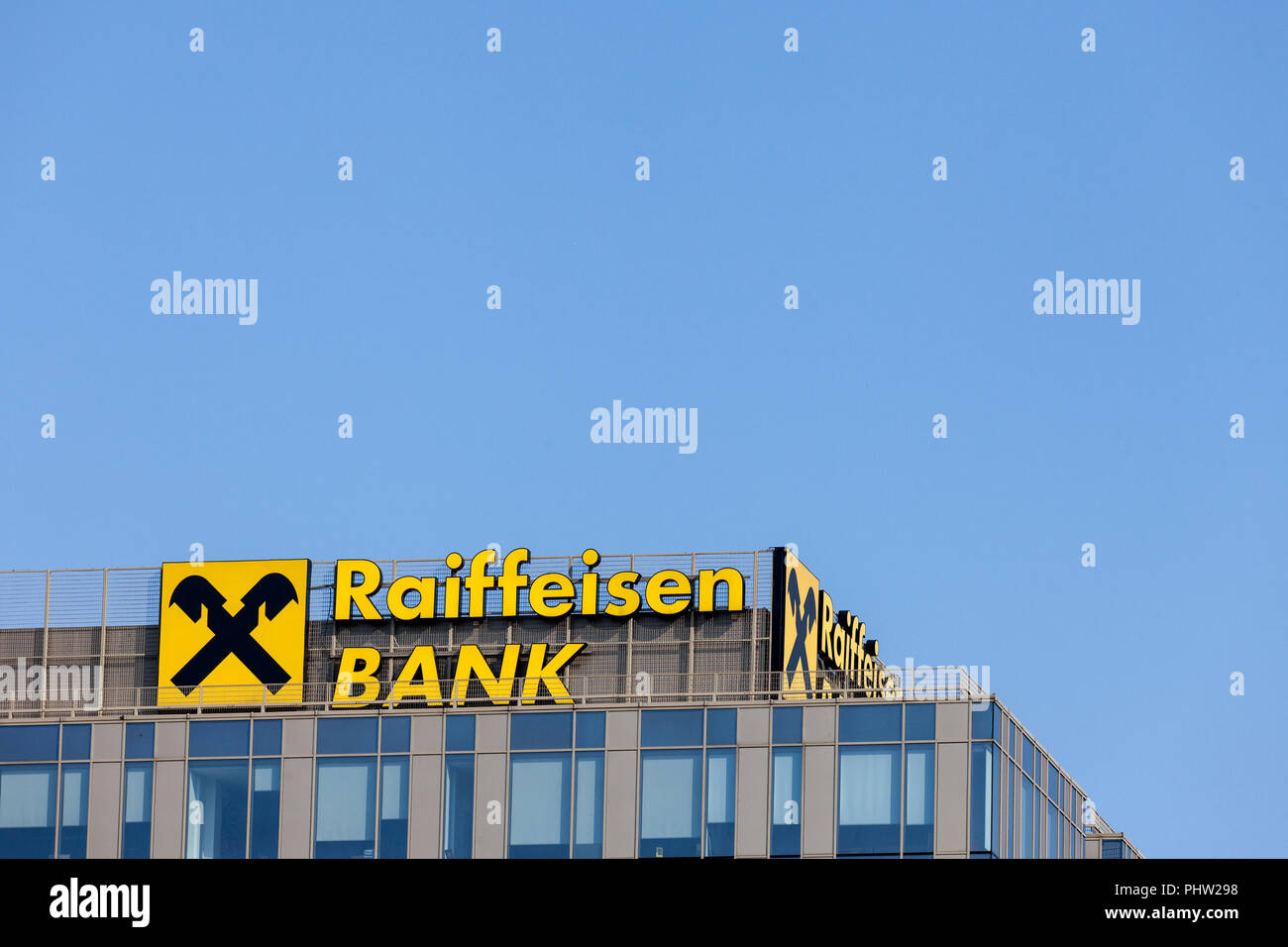 Belgrad, Serbien - 1. SEPTEMBER 2018: Raiffeisen Logo auf Ihrer Hauptniederlassung für Serbien in Belgrad. Raiffeisen ist eine österreichische Bank, massiv Stockfoto