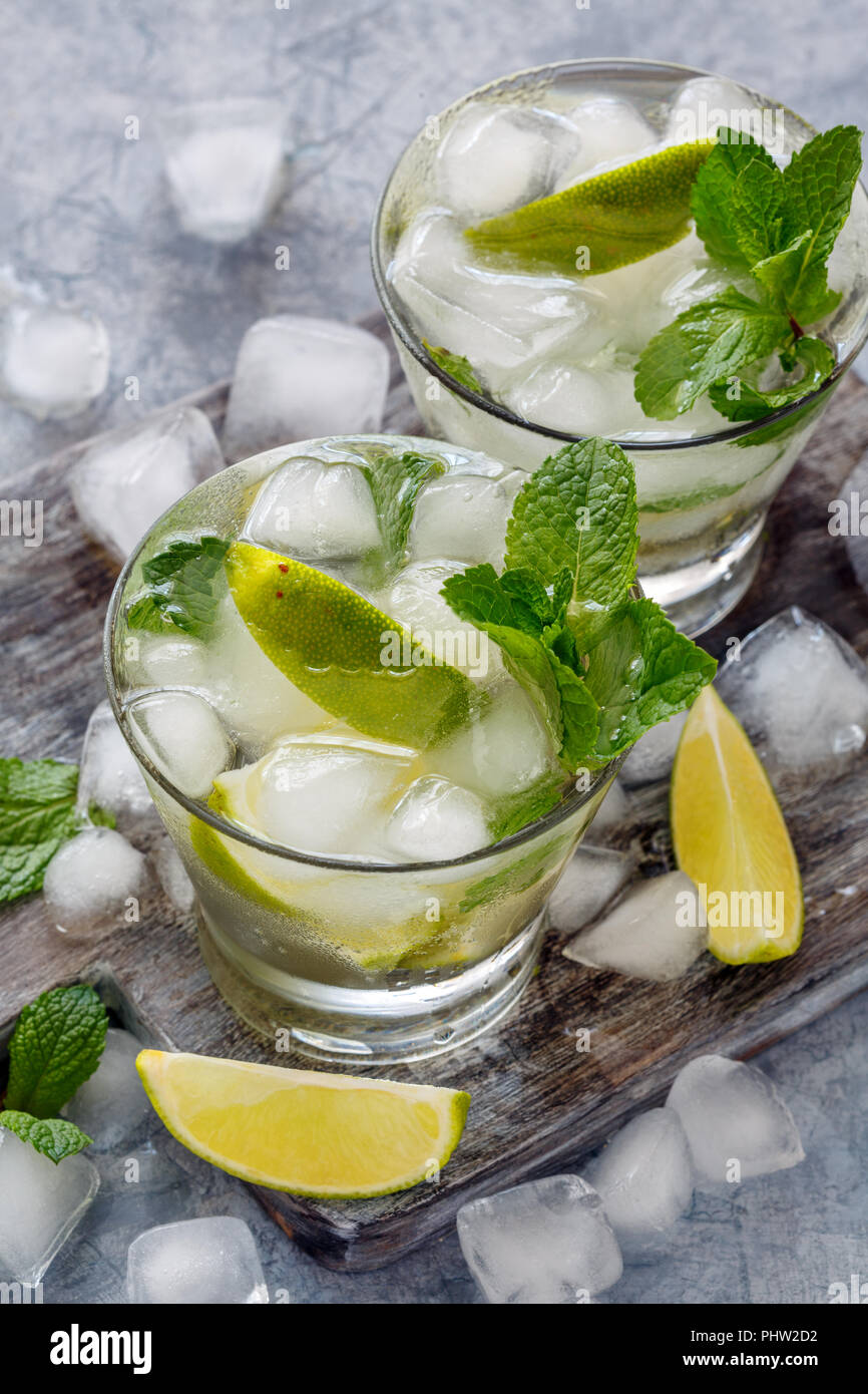 Limonade mit Minze, Limette Schichten und Eiswürfel. Stockfoto