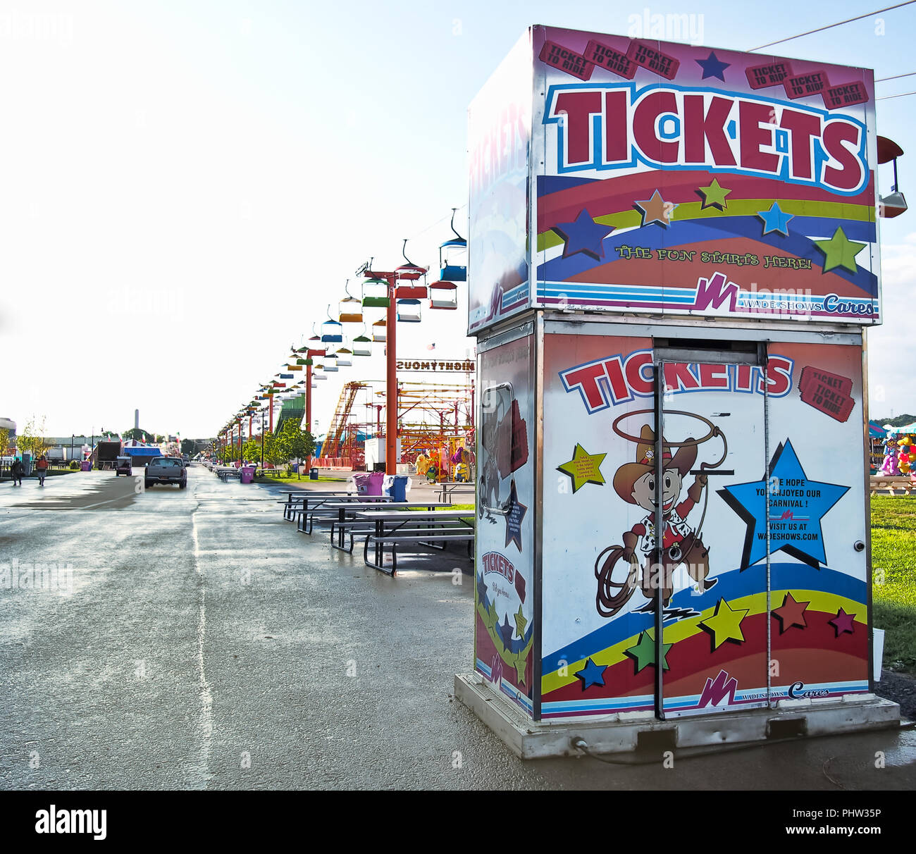 Geddes, New York, USA. August 23, 2018. Ticketschalter auf der West End und Teil der Midway der New York State Fair Stockfoto