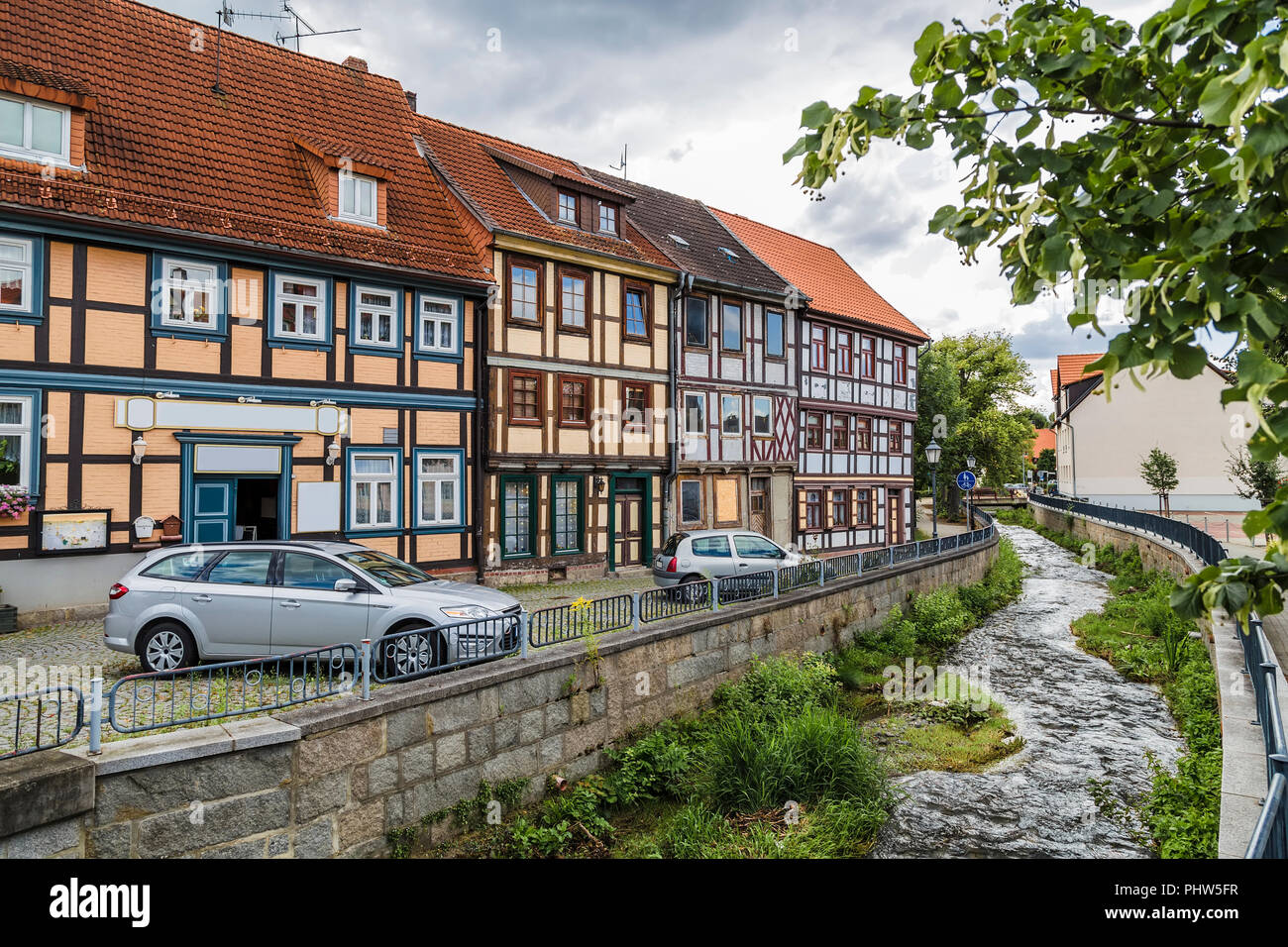 Ein paar alte Fachwerkhäuser am Ufer eines kleinen Flusses in einer kleinen Stadt in Deutschland Stockfoto