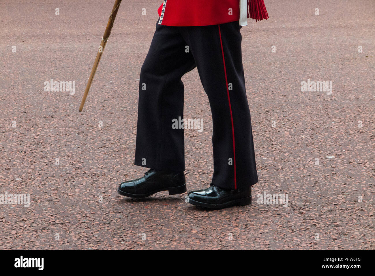 Ein Offiziere Beine und glänzenden Stiefel Führen einer Militärkapelle auf der Mall in London Stockfoto