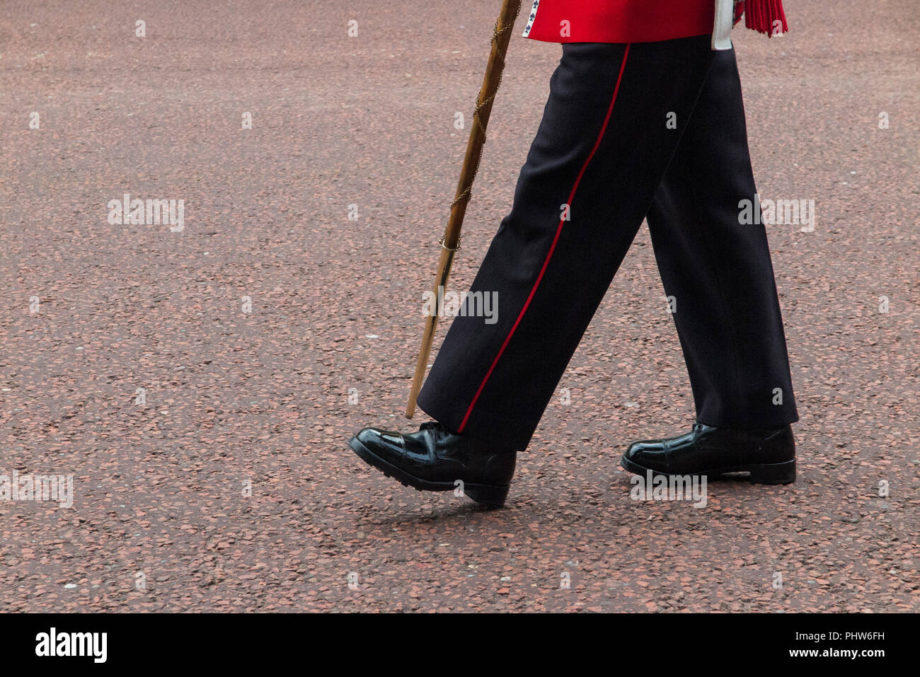 Ein Offiziere Beine und glänzenden Stiefel Führen einer Militärkapelle auf der Mall in London Stockfoto