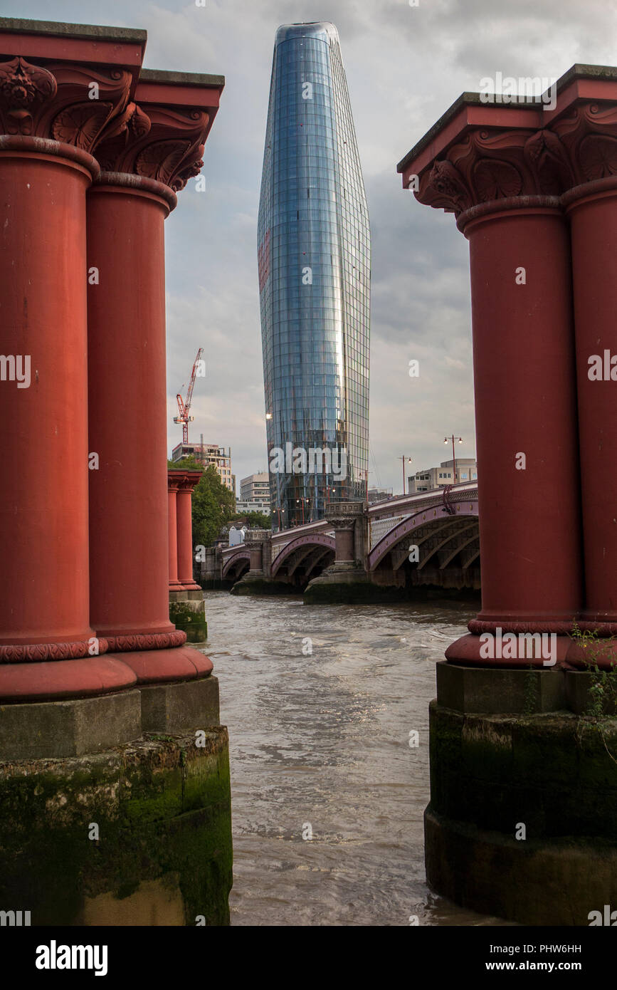 Original Eisenbahnbrücke Säulen an Blackfriars mit der neu entwickelten Boomerang Gebäude im Hintergrund Stockfoto
