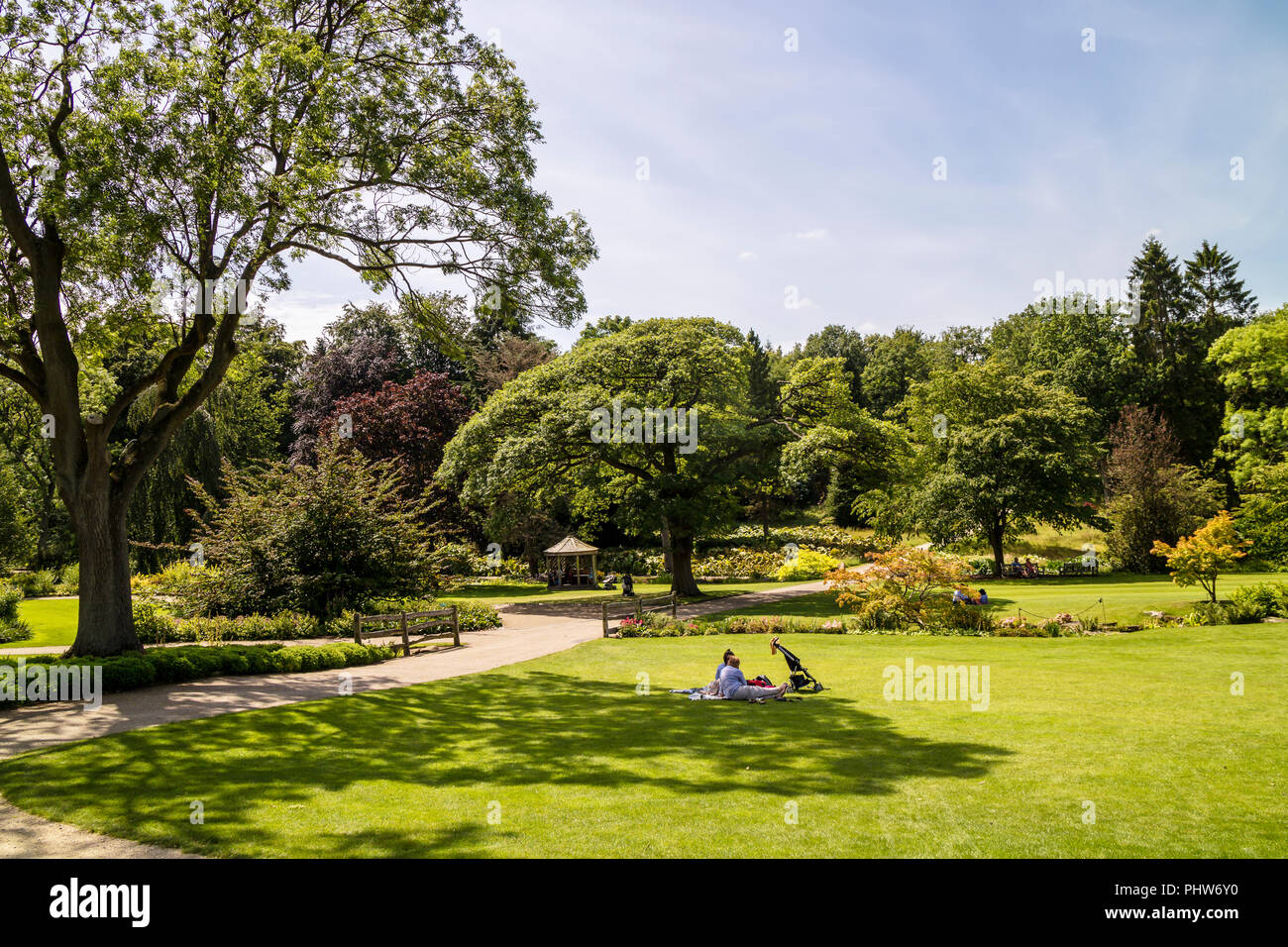 Große Park im englischen Stil mit gepflegter grüner Rasen für Picknicks geeignet. Stockfoto