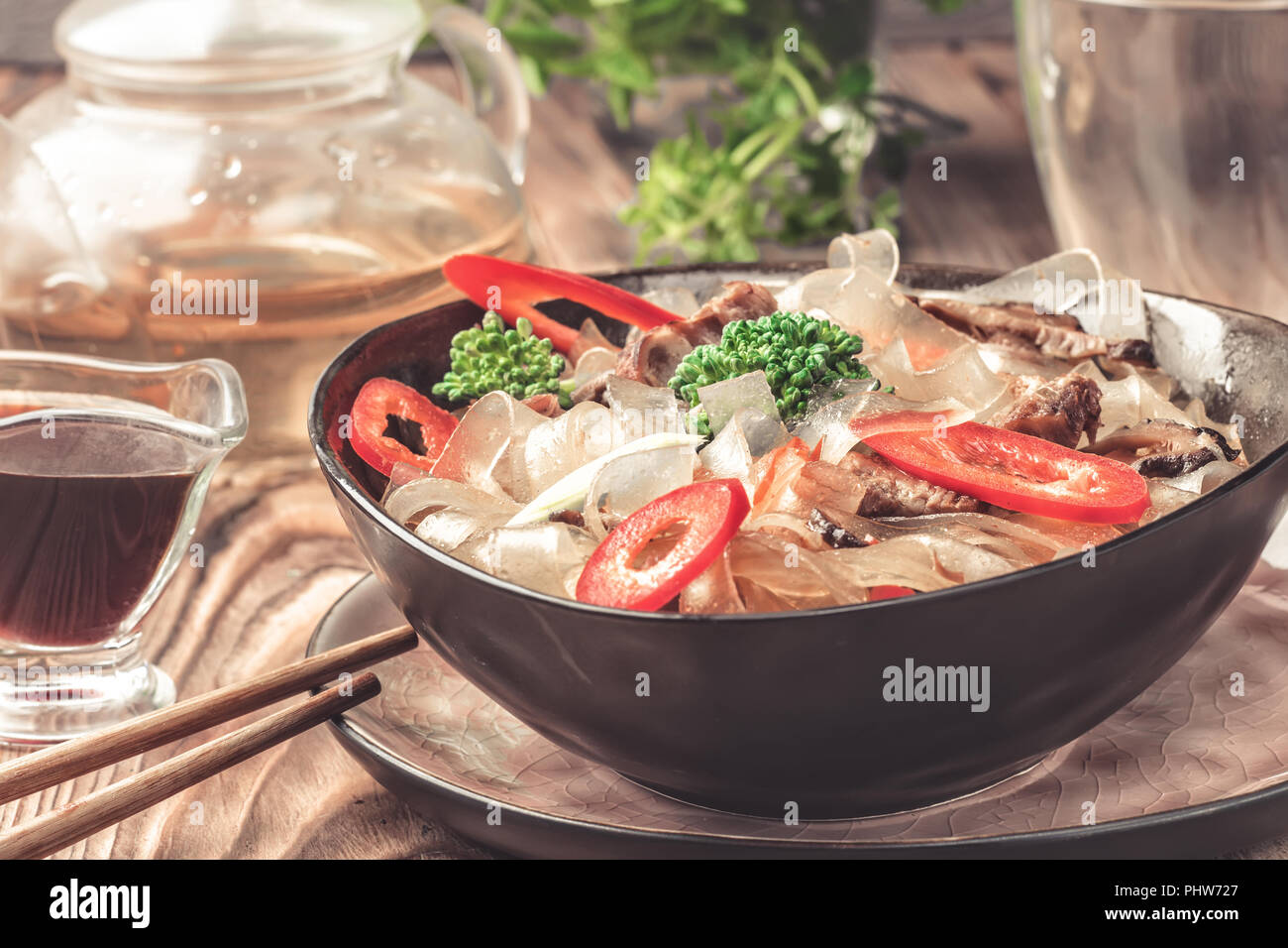 Heißen asiatischen würzigen Gericht Dicke schneiden Glasnudeln mung fungosa Bohnen süß saurer Soße Stockfoto
