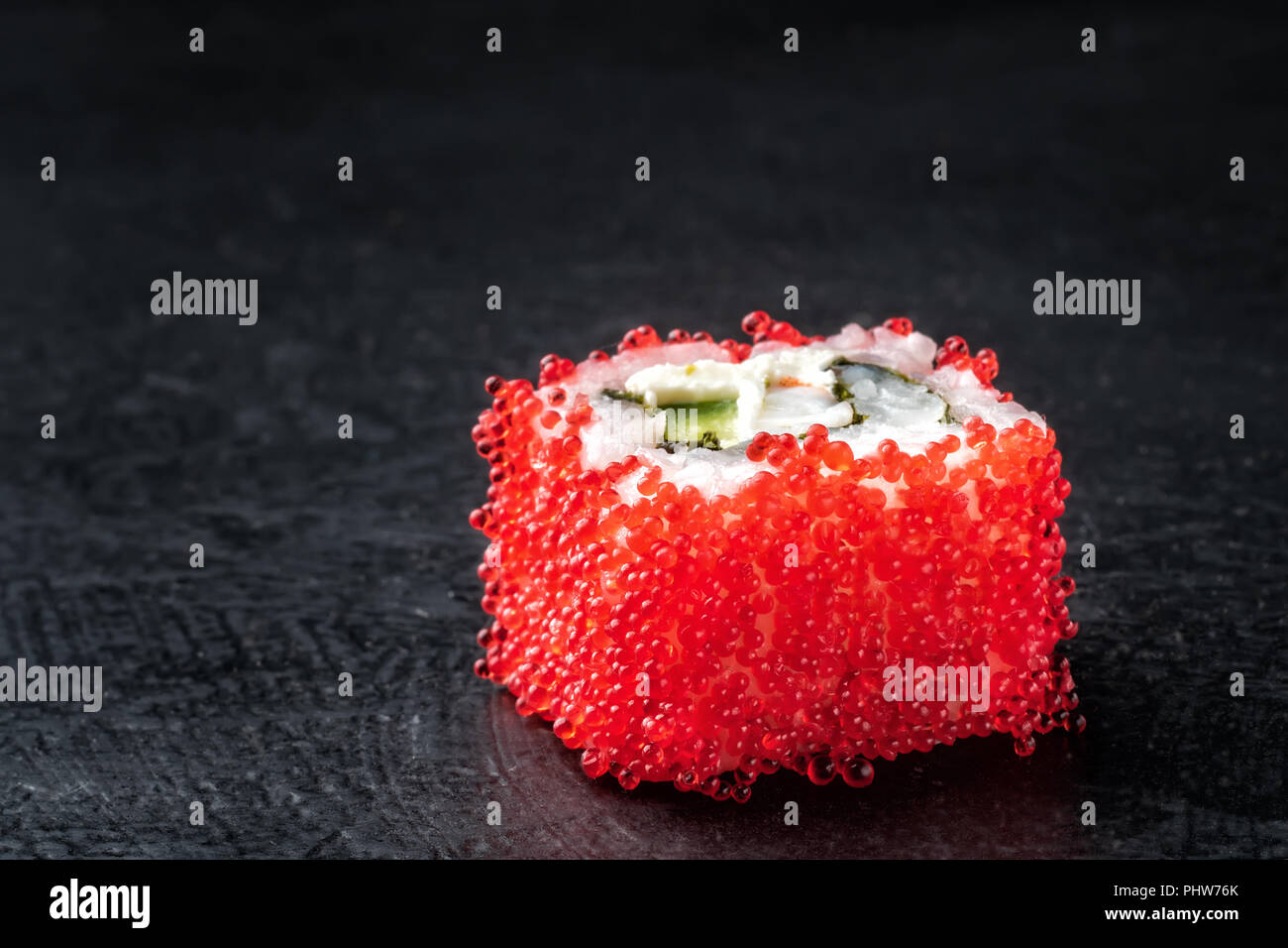 Sushi Roll frischer Shrimps Gurke avocado rot Tobiko Kaviar und Philadelphia. Stockfoto