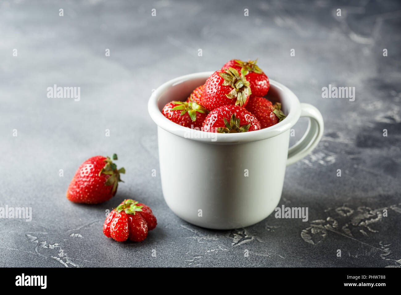 Frisch garten Erdbeere in emaillierten Becher Stockfoto