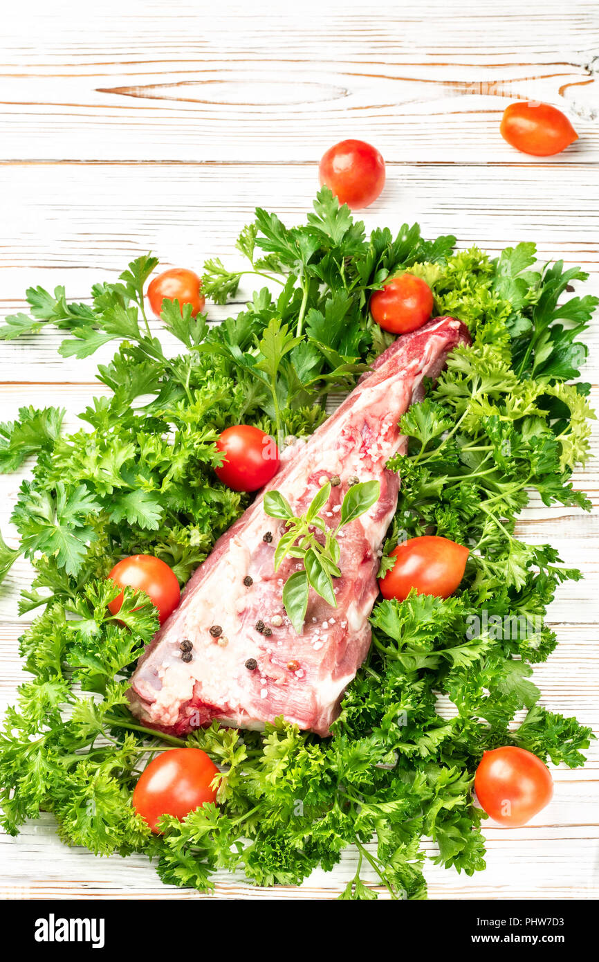 Stück Fleisch Schweinefleisch Brustbein rippen Spachtel mit Salz und Pfeffer gewürzt und Zweig Basilikum Stockfoto