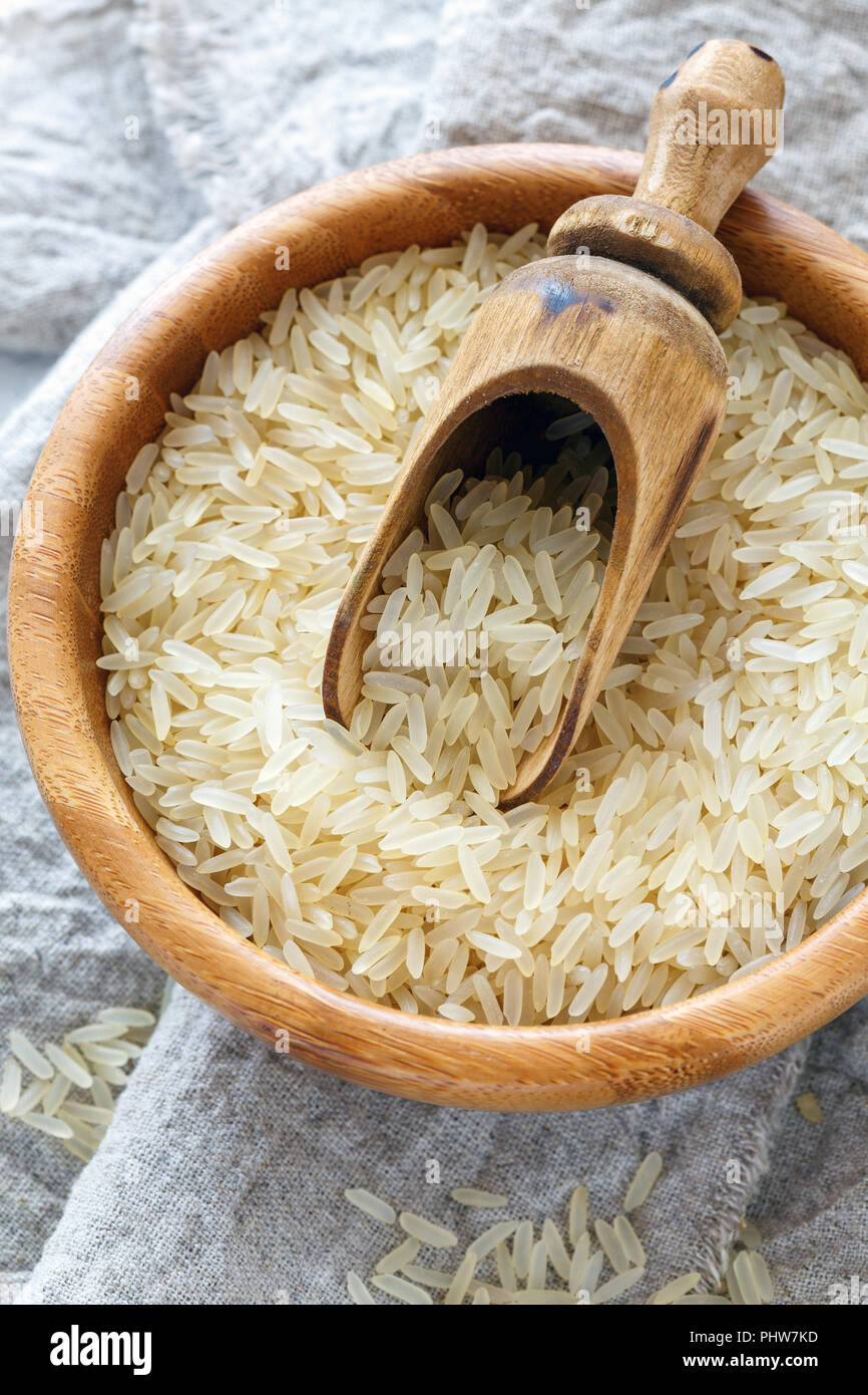 Gedünsteter gelber Reis in eine hölzerne Schüssel. Stockfoto