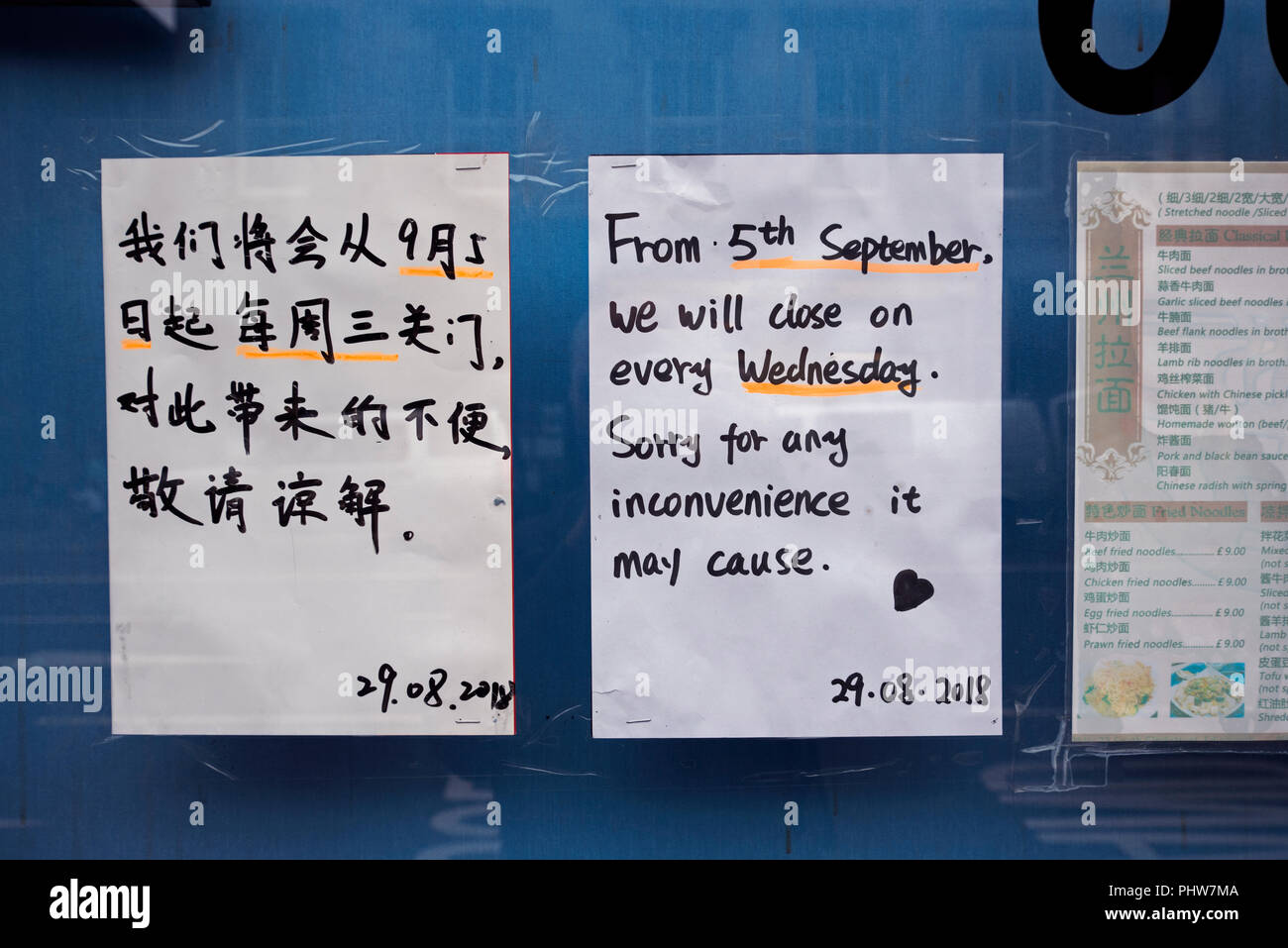 Haddwritten Zeichen in Englisch und Chinesisch auf dem Fenster eines chinesischen Imbiss in Edinburgh, Schottland, Großbritannien. Stockfoto