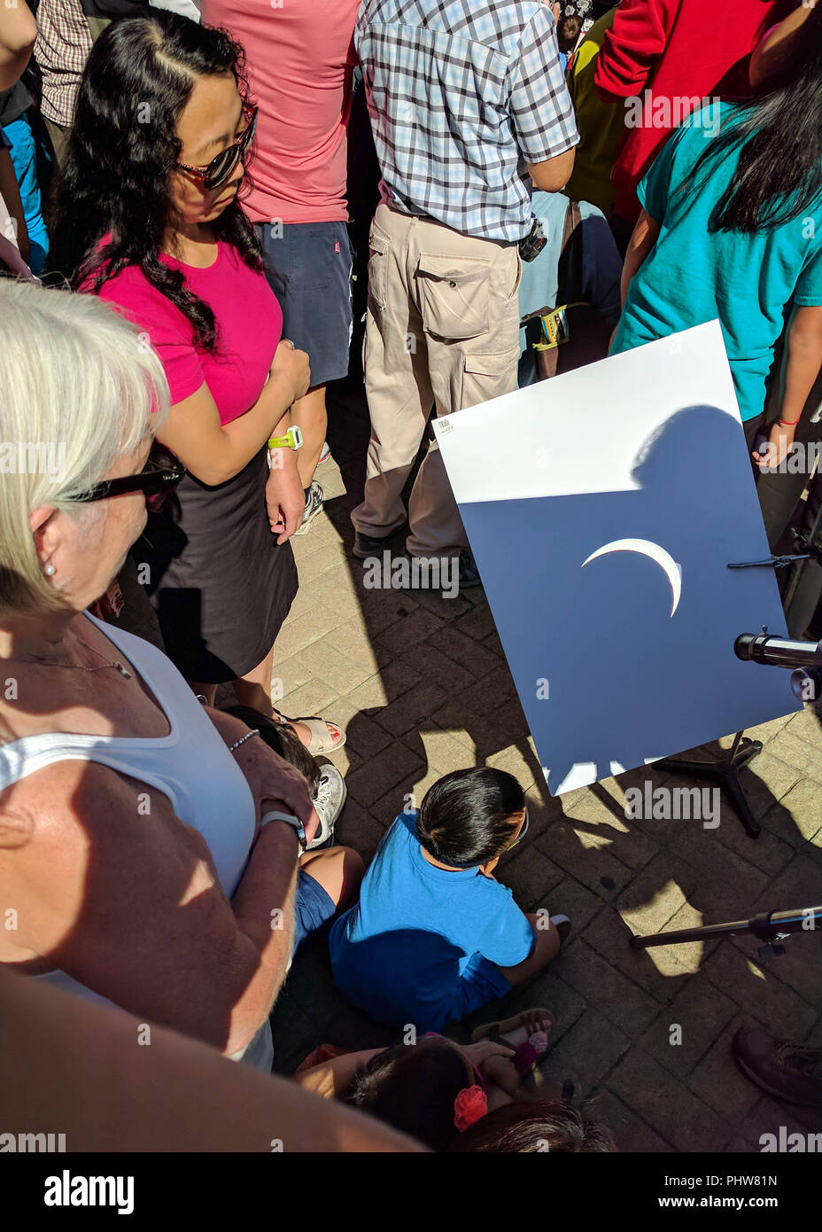 Eine Gruppe von Menschen die 2017 total Solar durch eine Lochblende auf eine weiße Tafel in Richmond, British Columbia, Kanada projiziert Eclipse Stockfoto