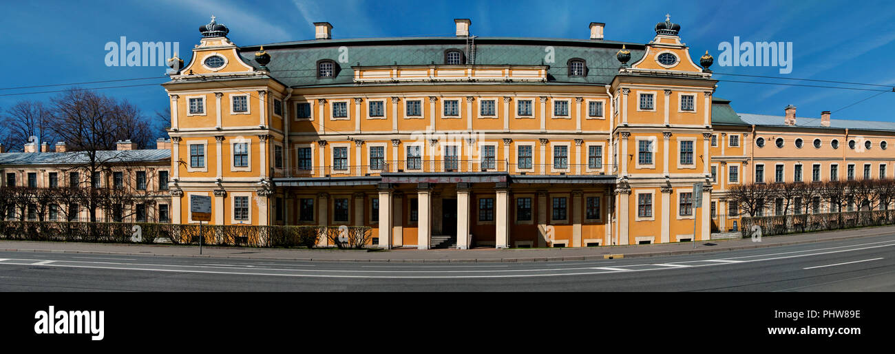 Ein großes gelbes Gebäude der Menschikow-palast mit Vasen und Kronen auf ein grünes Dach mit Windows in verschiedenen Formen und Größen auf der Universität Emb Stockfoto