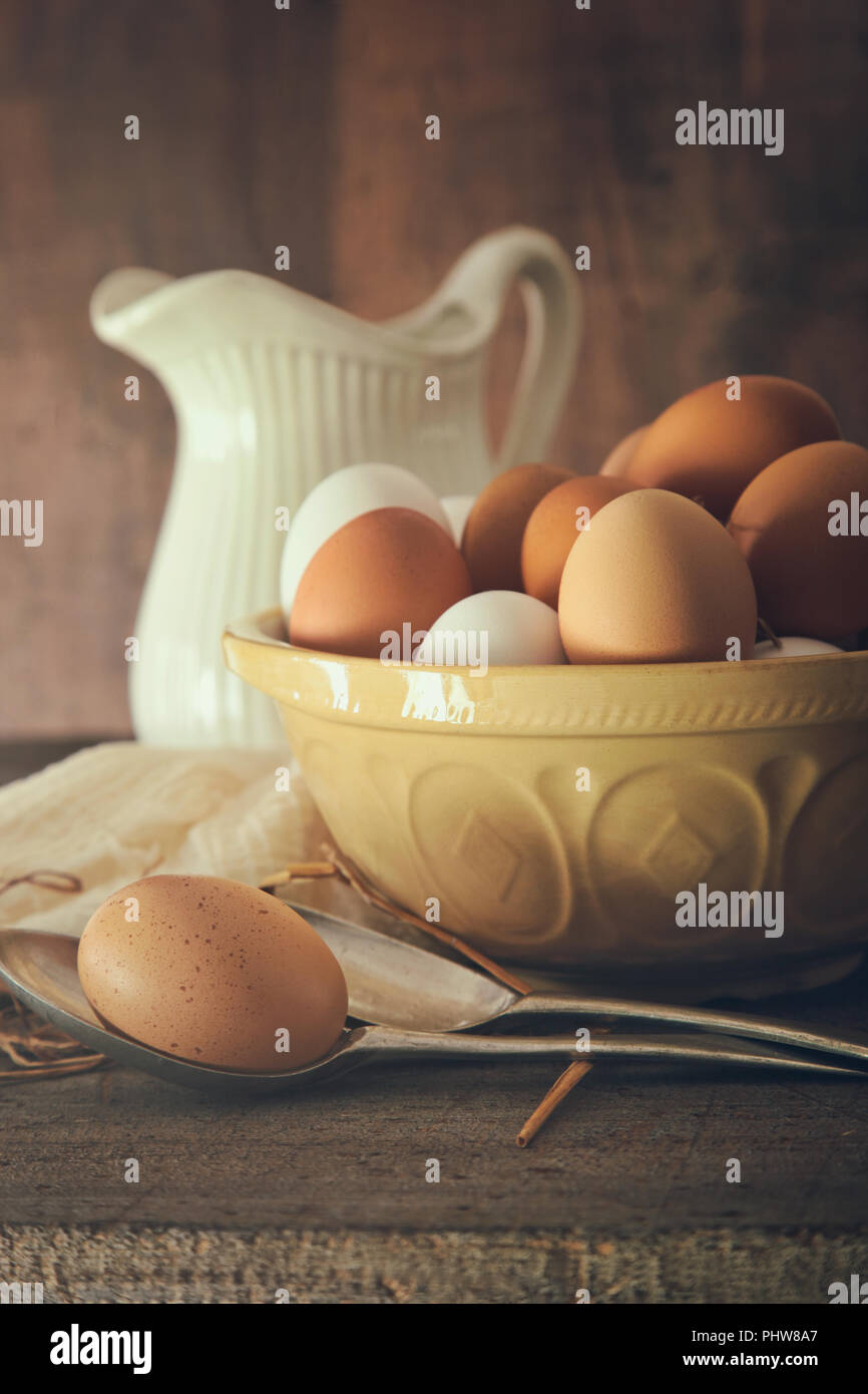 Frische Eier in der Schale auf dem Tisch Stockfoto
